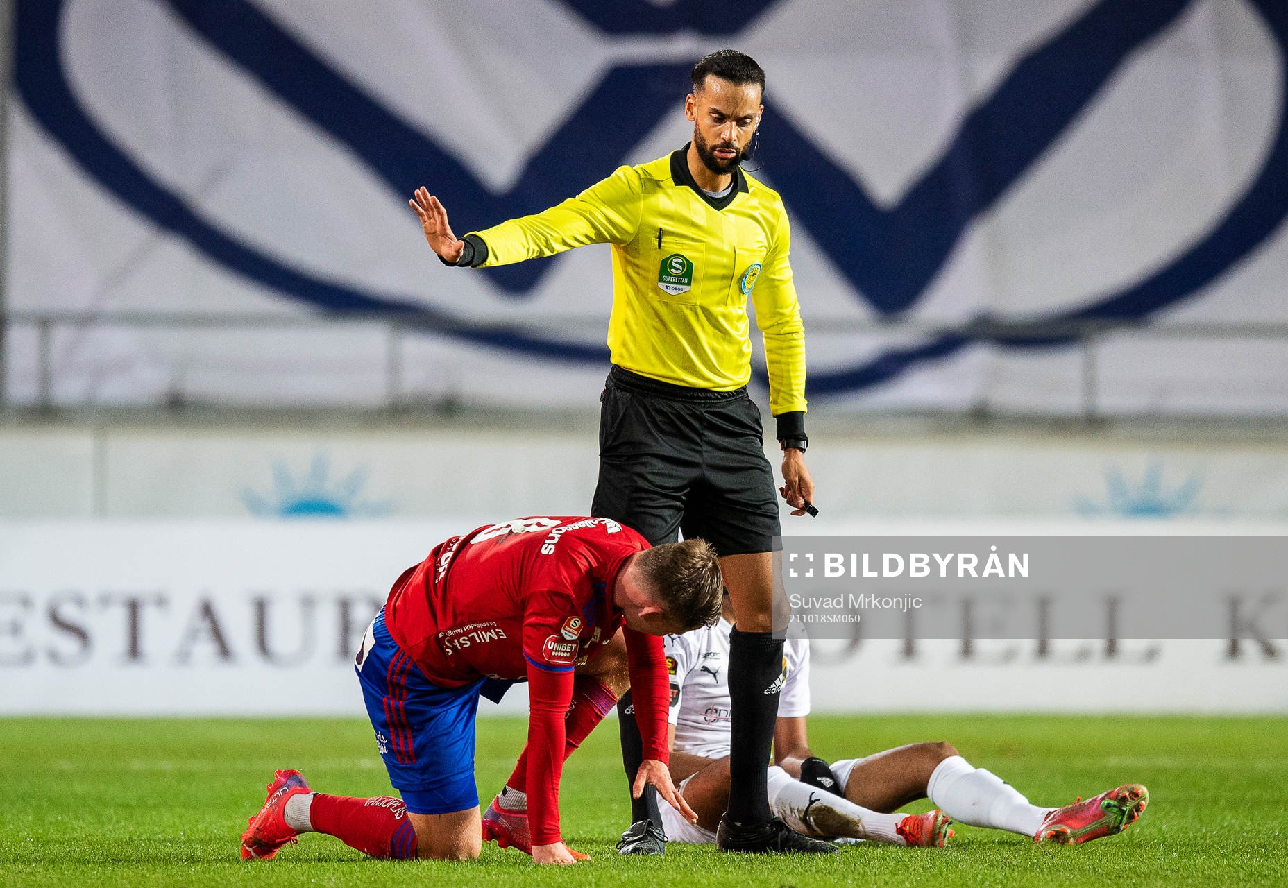 Domare Farouk Nehdi och Östers Alex Thor Hauksson