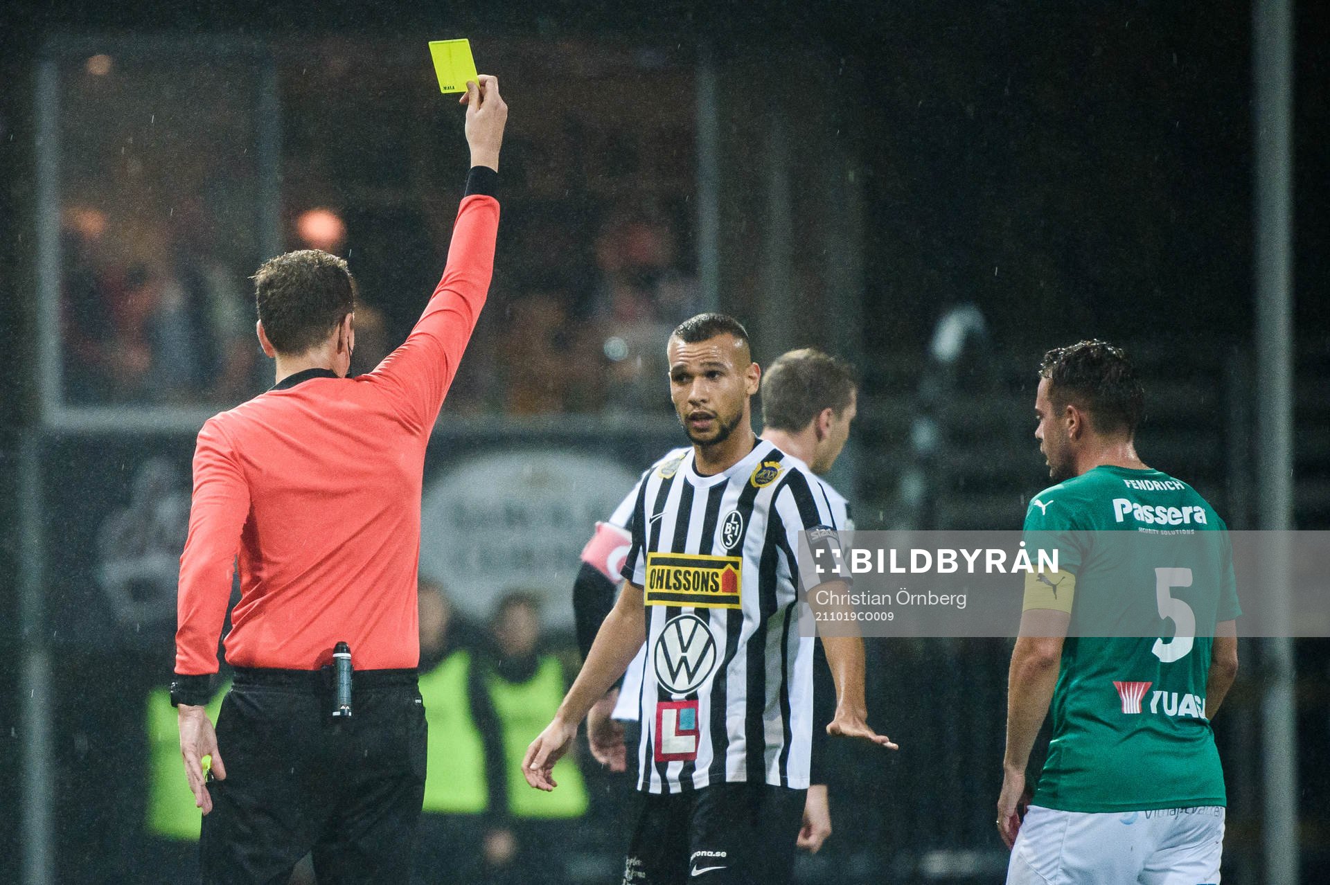 Landskronas Sumar Almadjed får ett gult kort av domare