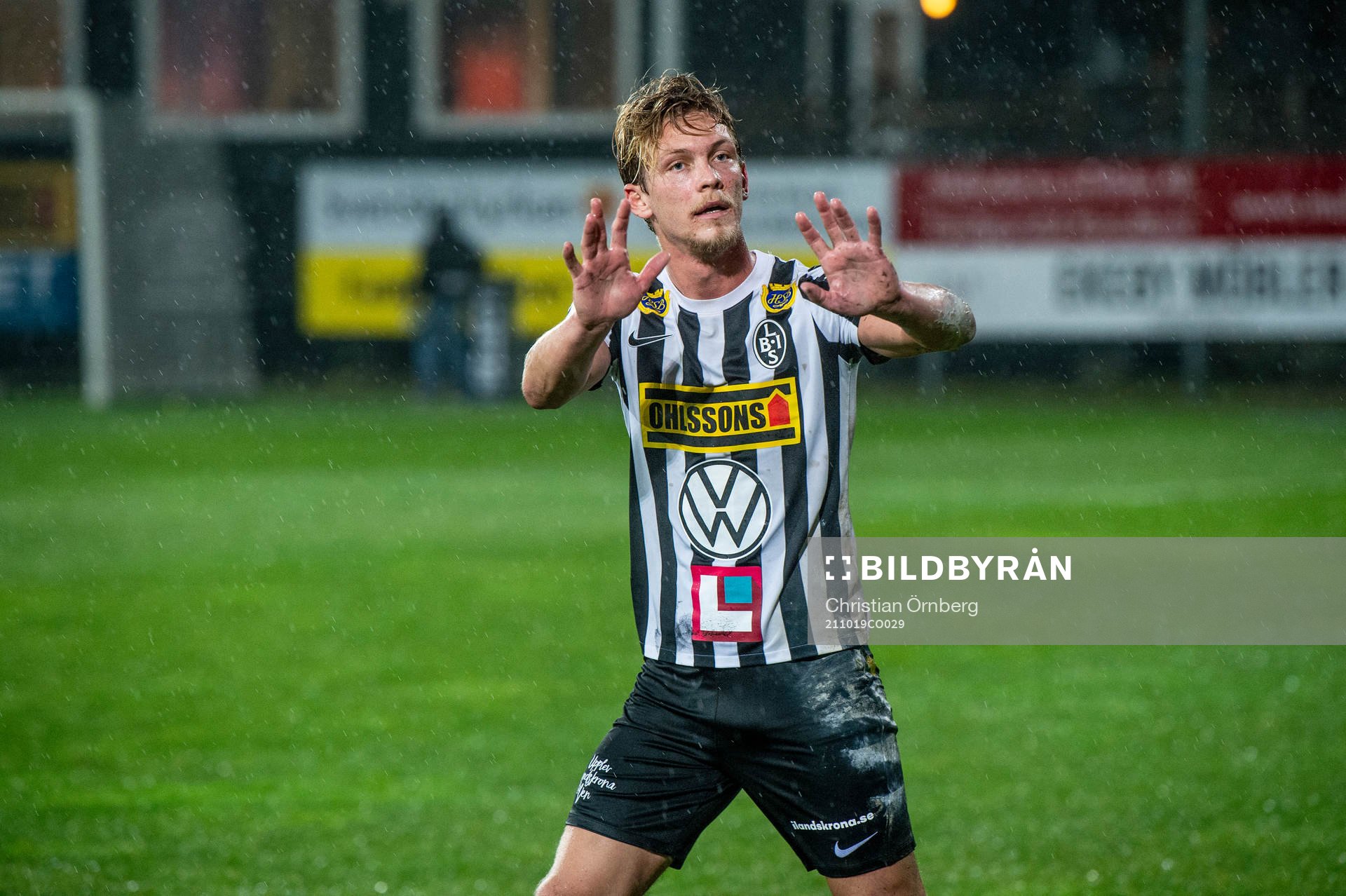 Landskronas Robin Hofsö jublar