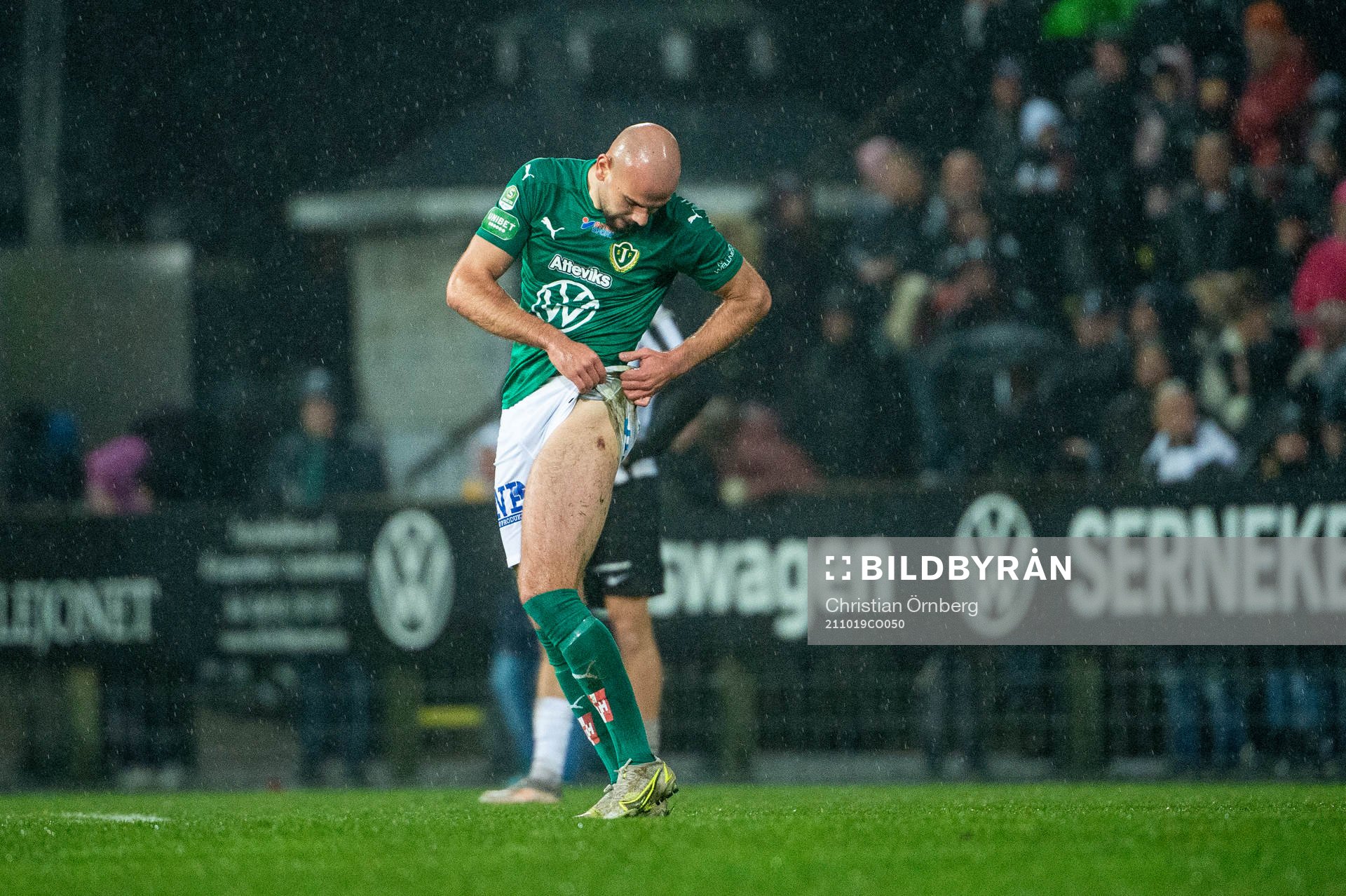 Jönköpings Perparim Beqaj får en smäll under fotbollsmatchen i Superettan mellan Landskrona och Jönköpings Södra den 19 oktober 2021 i Landskrona.