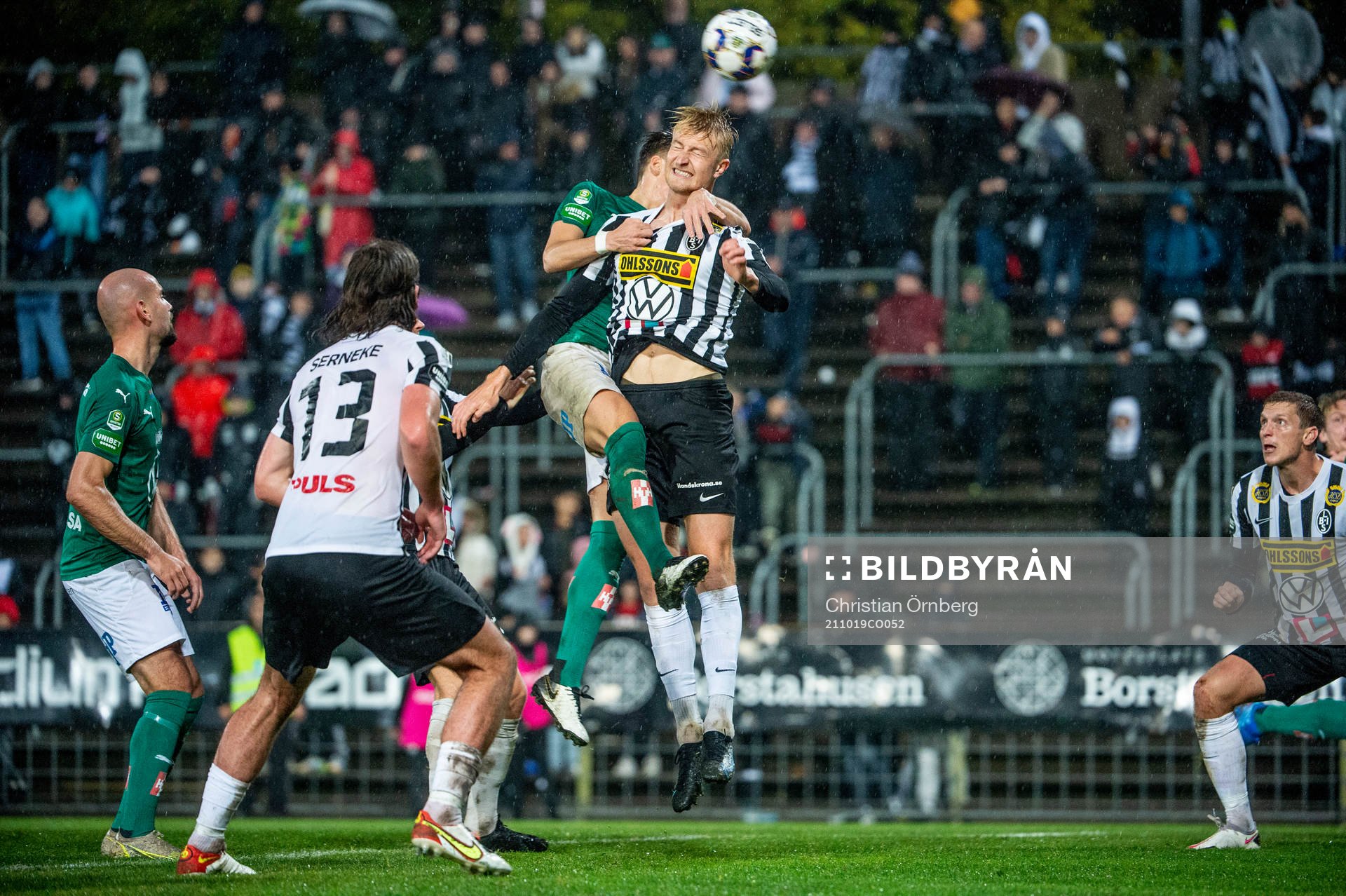 Jönköpings Adam Ben Lamin mot Landskronas Viktor Wihlstrand under fotbollsmatchen i Superettan mellan Landskrona och Jönköpings Södra den 19 oktober 2021 i Landskrona.