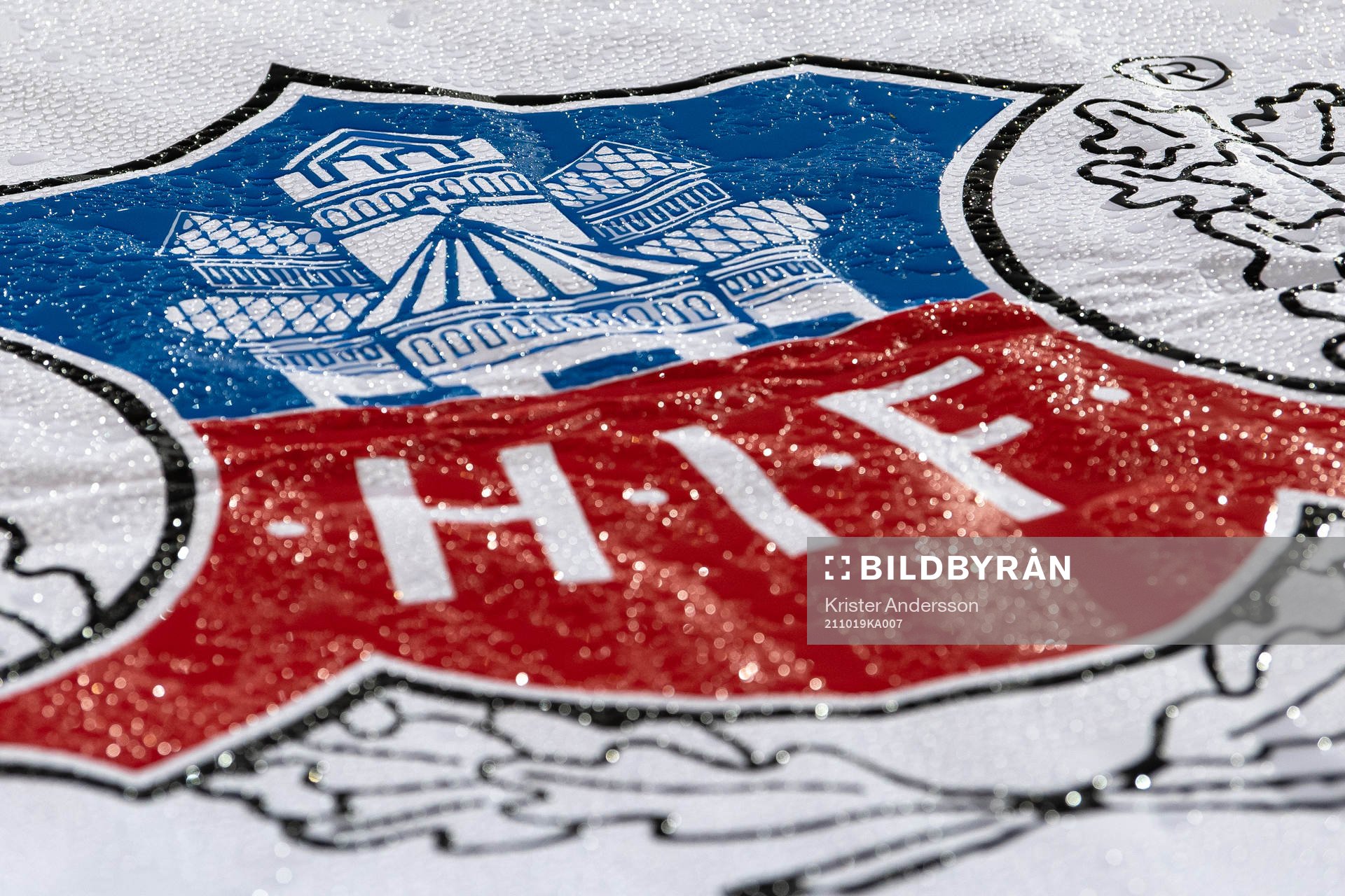 Vatten på Helsingborgs logo före fotbollsmatchen i