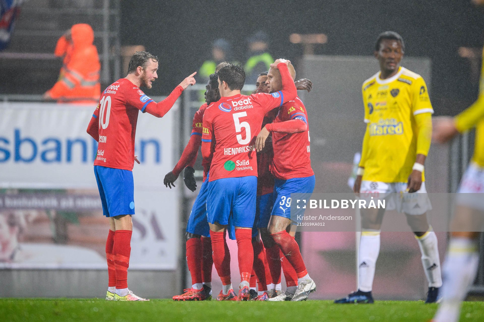Helsingborgs Adam Kaied jublar med lagkamrater