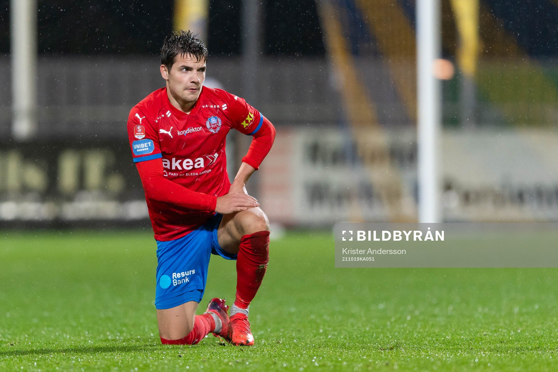 Helsingborgs Brandur Hendriksson Olsen har ont under fotbollsmatchen i Superettan mellan Falkenberg och Helsingborg den 19 oktober 2021 i Falkenberg.