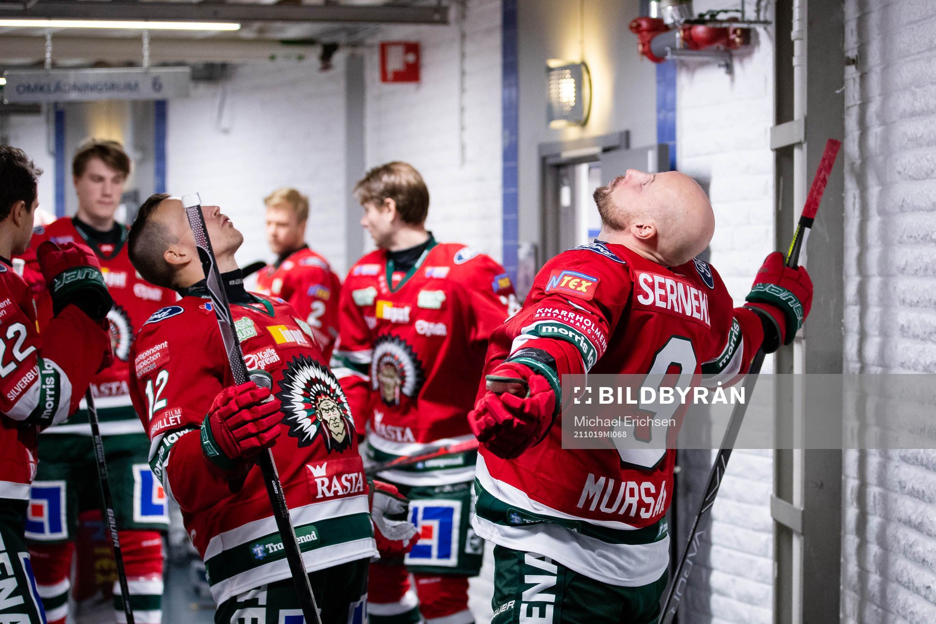 Frölundas Max Friberg och Jan Mursak innan ishockeymatchen