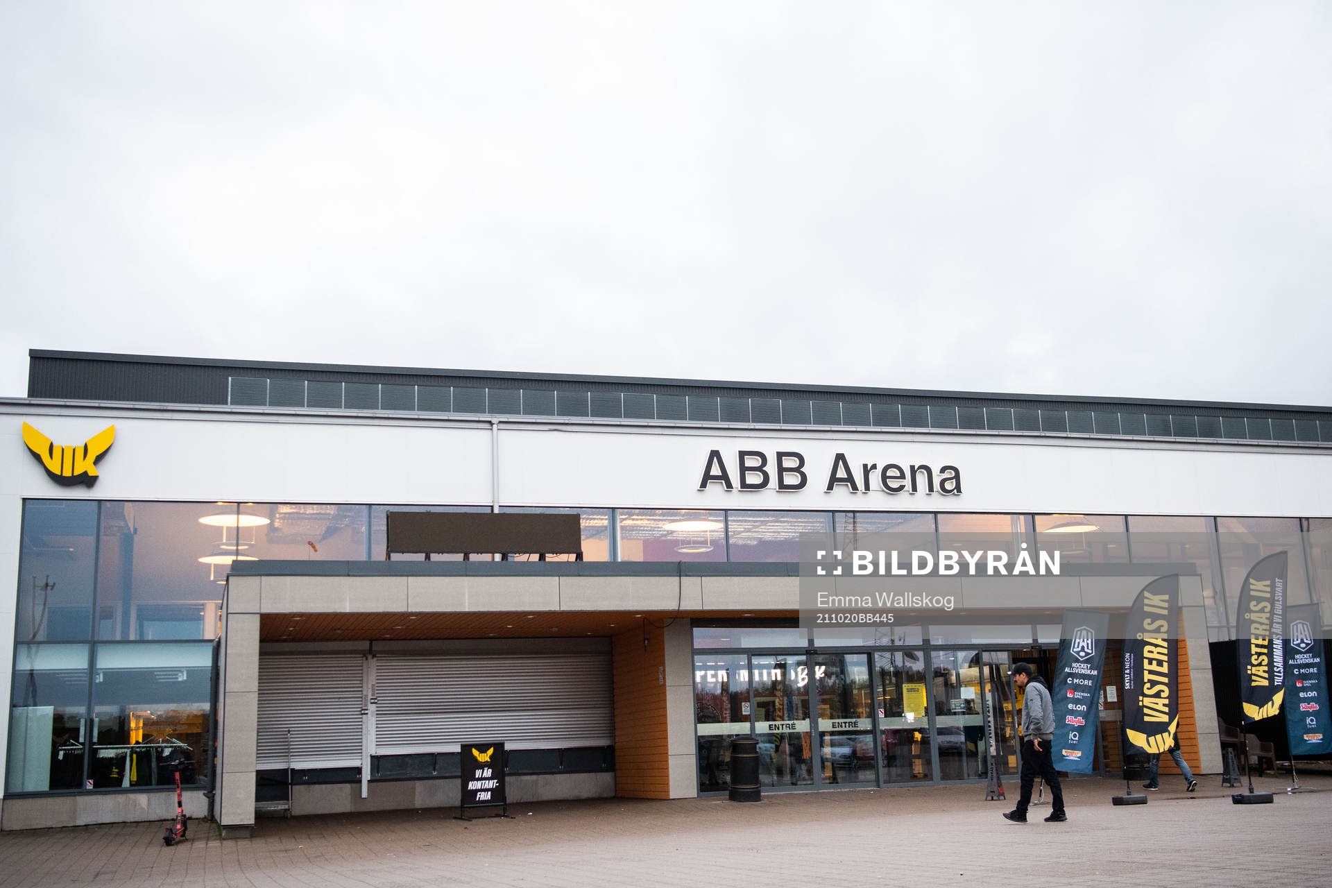 Exteriör vy över ABB Arena innan ishockeymatchen i