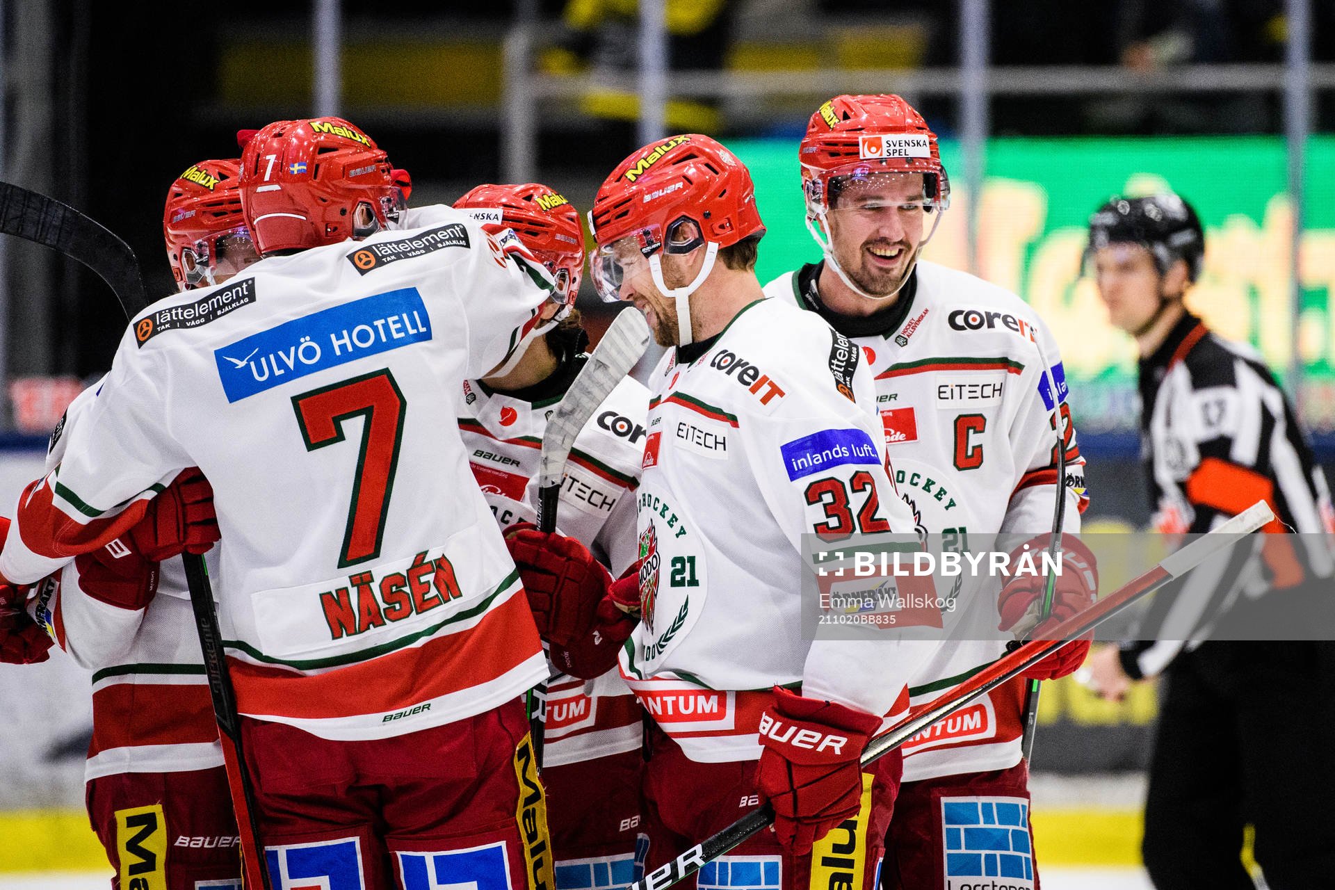Modos Pontus Näsén jublar med lagkamrater