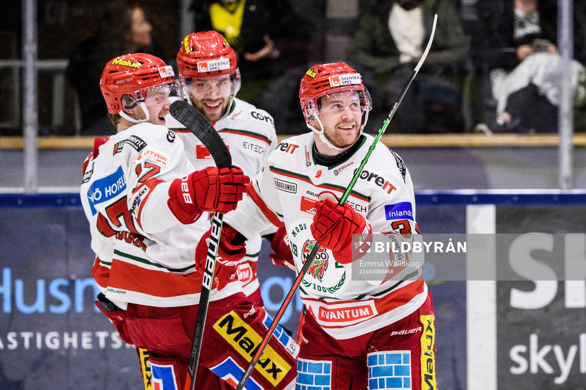 Modos Sebastian Ohlsson jublar med lagkamrater