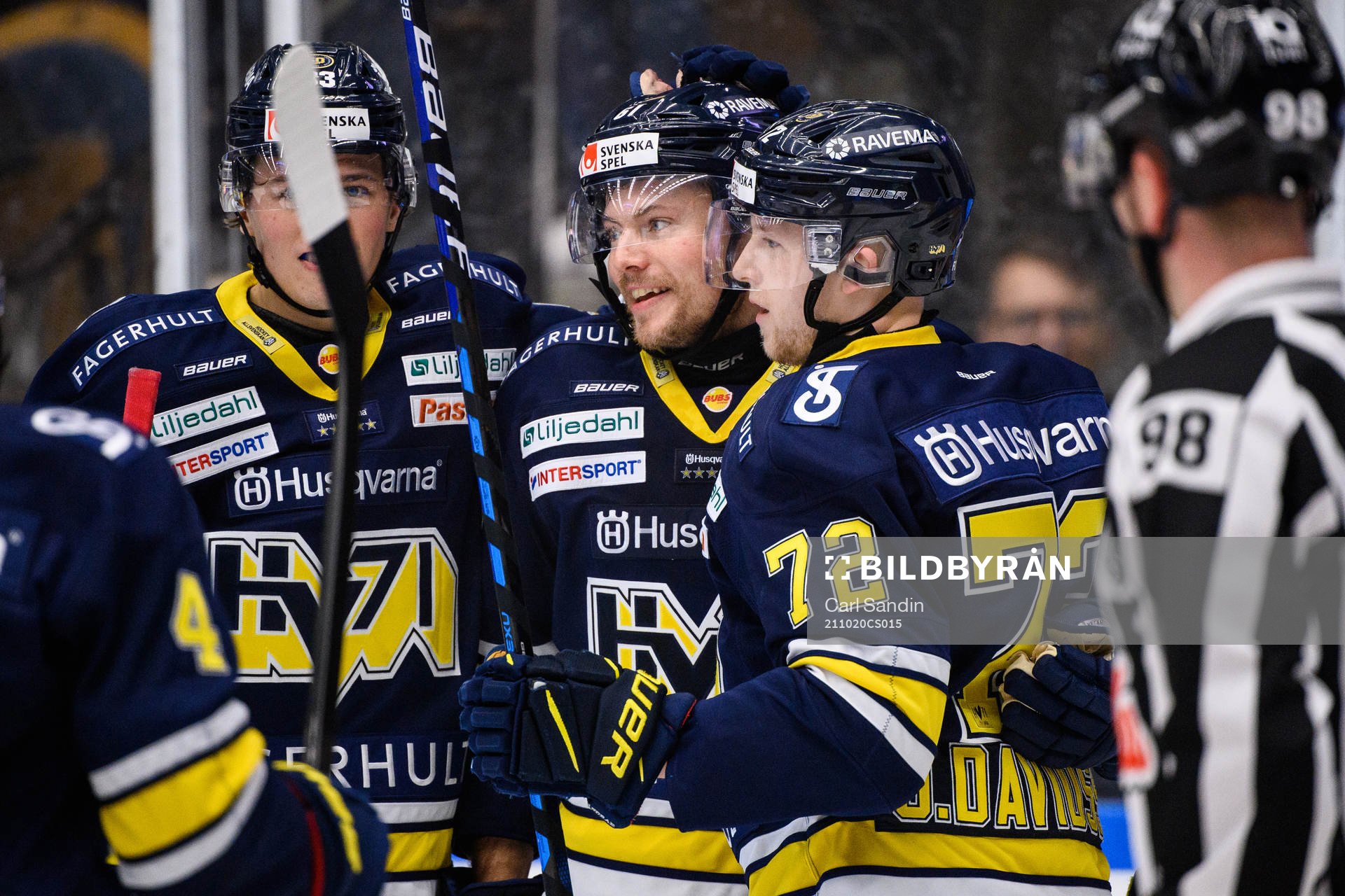 s Tommi Huhtala jublar med lagkamrater