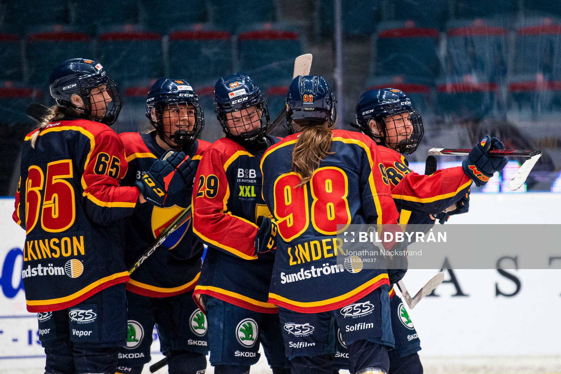 Djurgårdens Nicole Hall jublar med lagkamrater