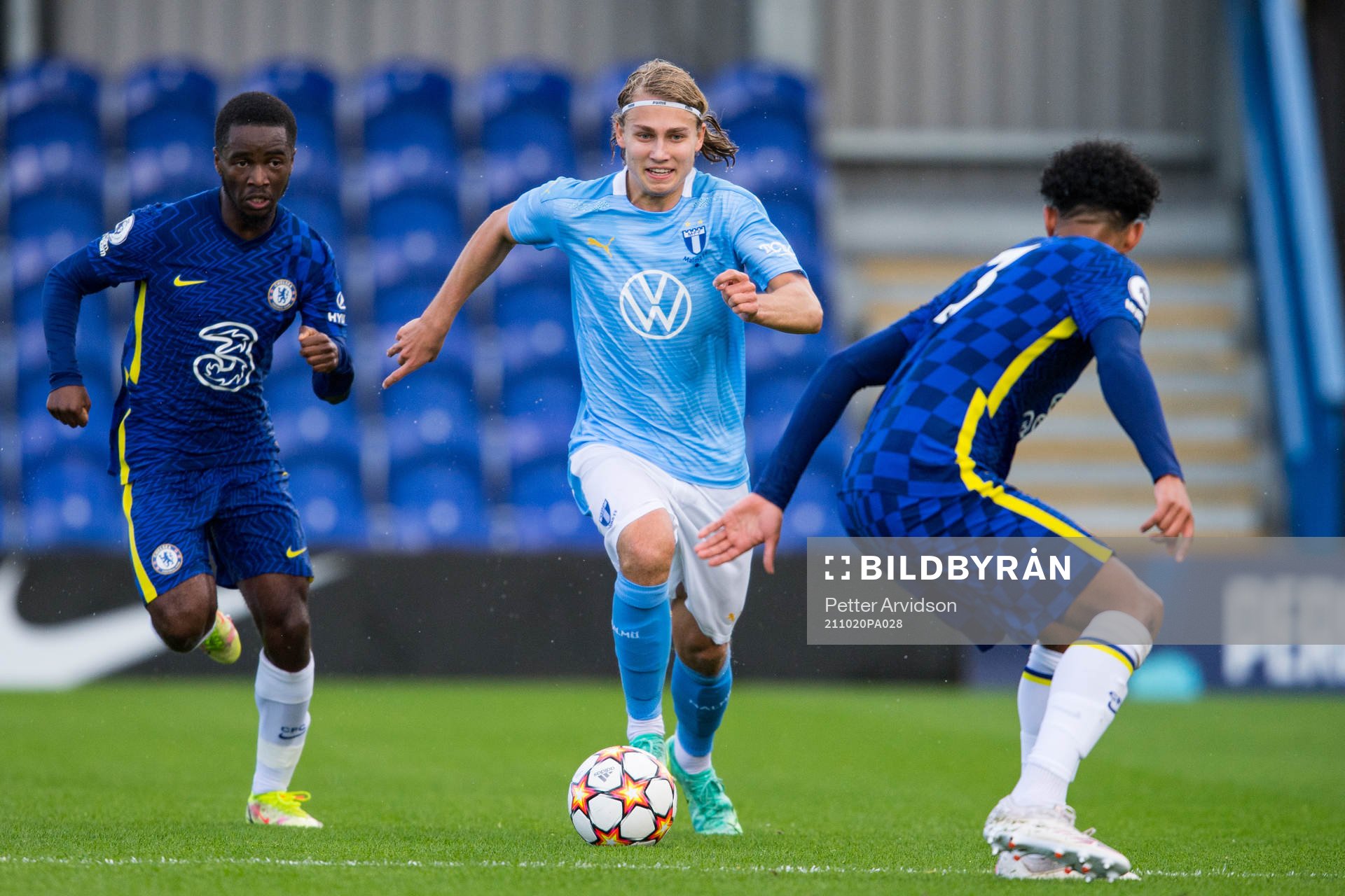 Sebastian Nanasi of Malmö FF and Dion Rankine of Chelsea