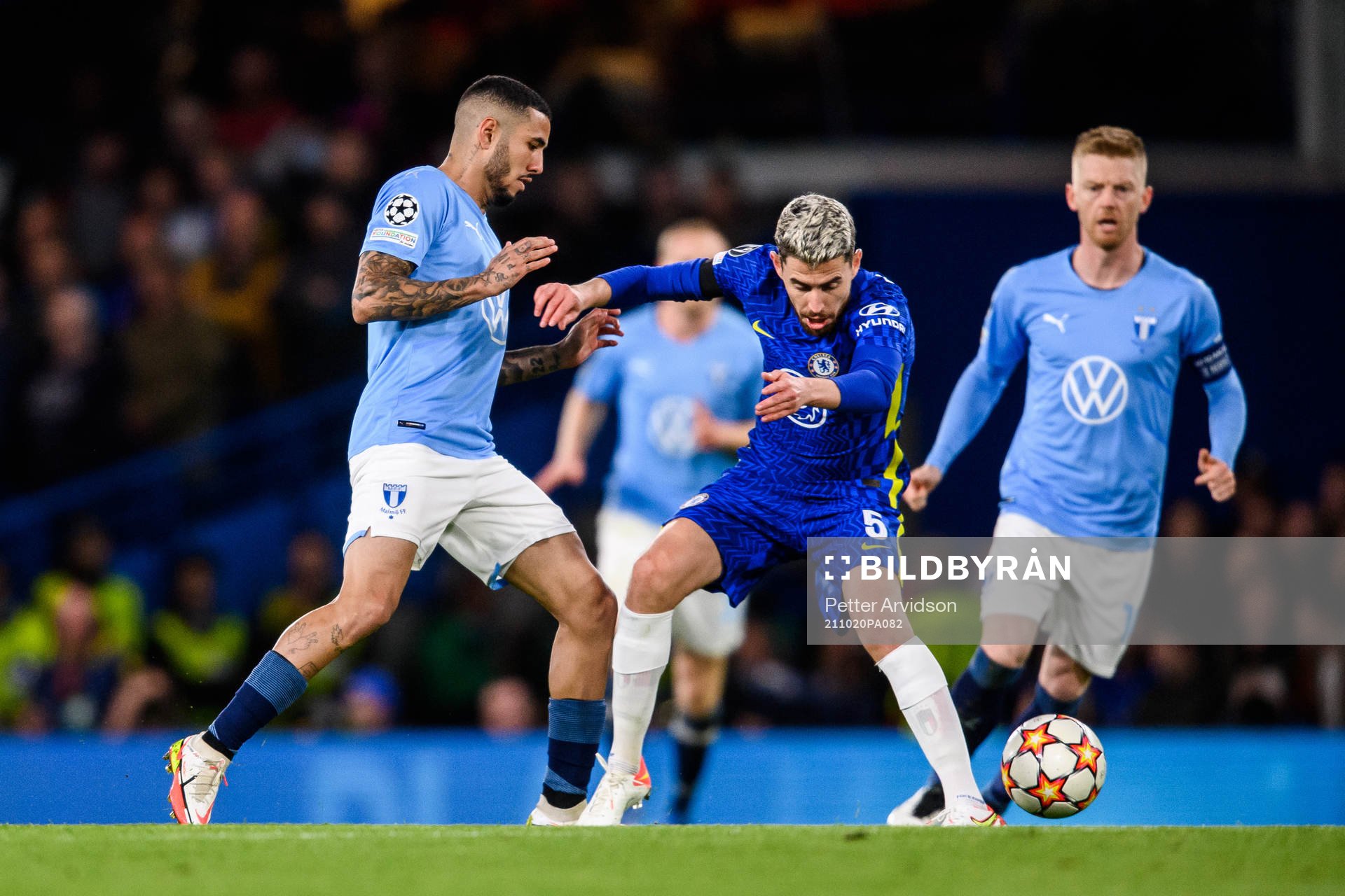 Sergio Pena of Malmö FF and Jorginho of Chelsea