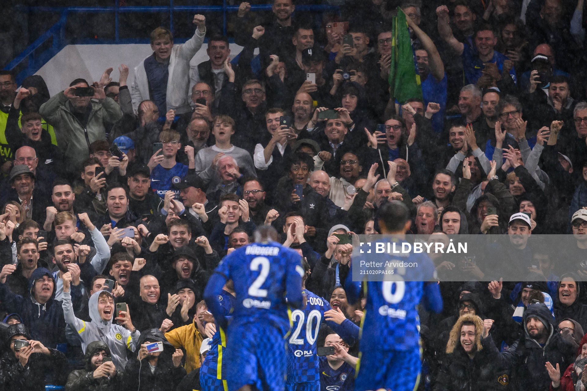 Supporters of Chelsea celebrate as Jorginho scores 4-0