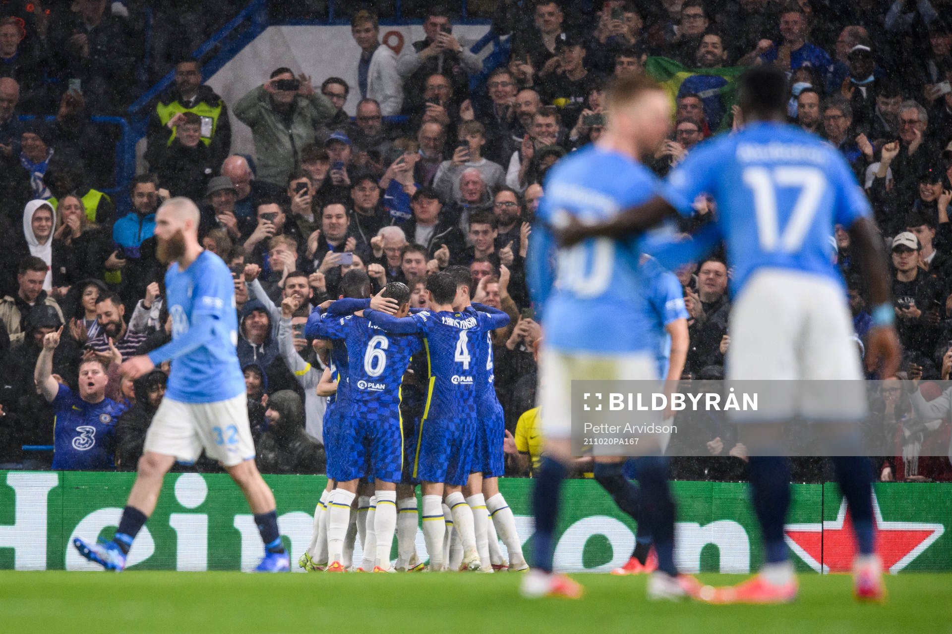 Players of Chelsea celebrate after 4-0 by Jorginho during the UEFA Champions League football match between Chelsea and Malmö FF on October 20, 2021 in London.