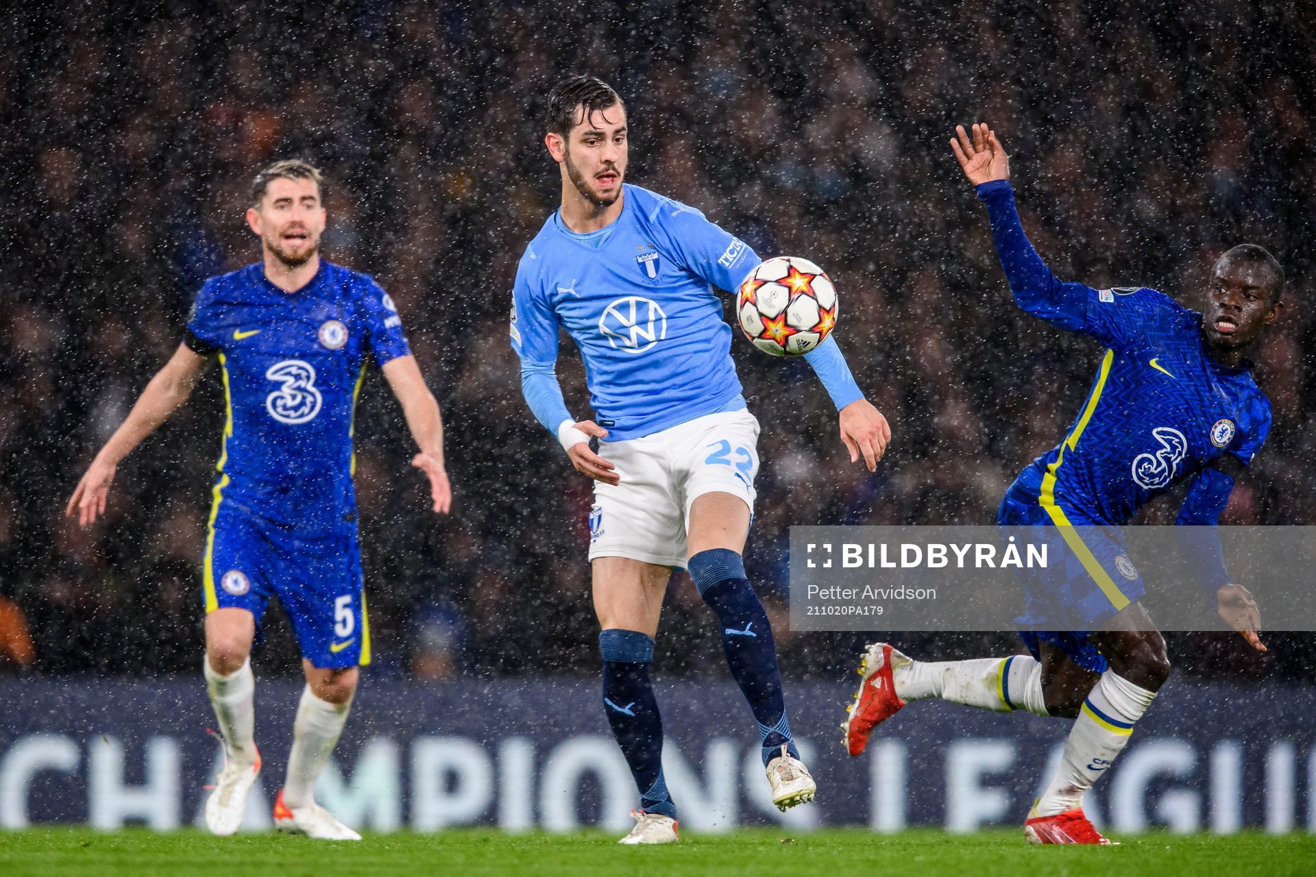 Adi Nalic of Malmö FF and N'Golo Kante of Chelsea during the UEFA Champions League football match between Chelsea and Malmö FF on October 20, 2021 in London.