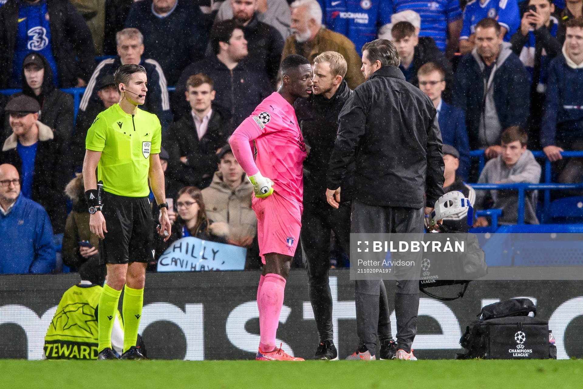goalkeeper Ismael Diawara of Malmö FF in pain