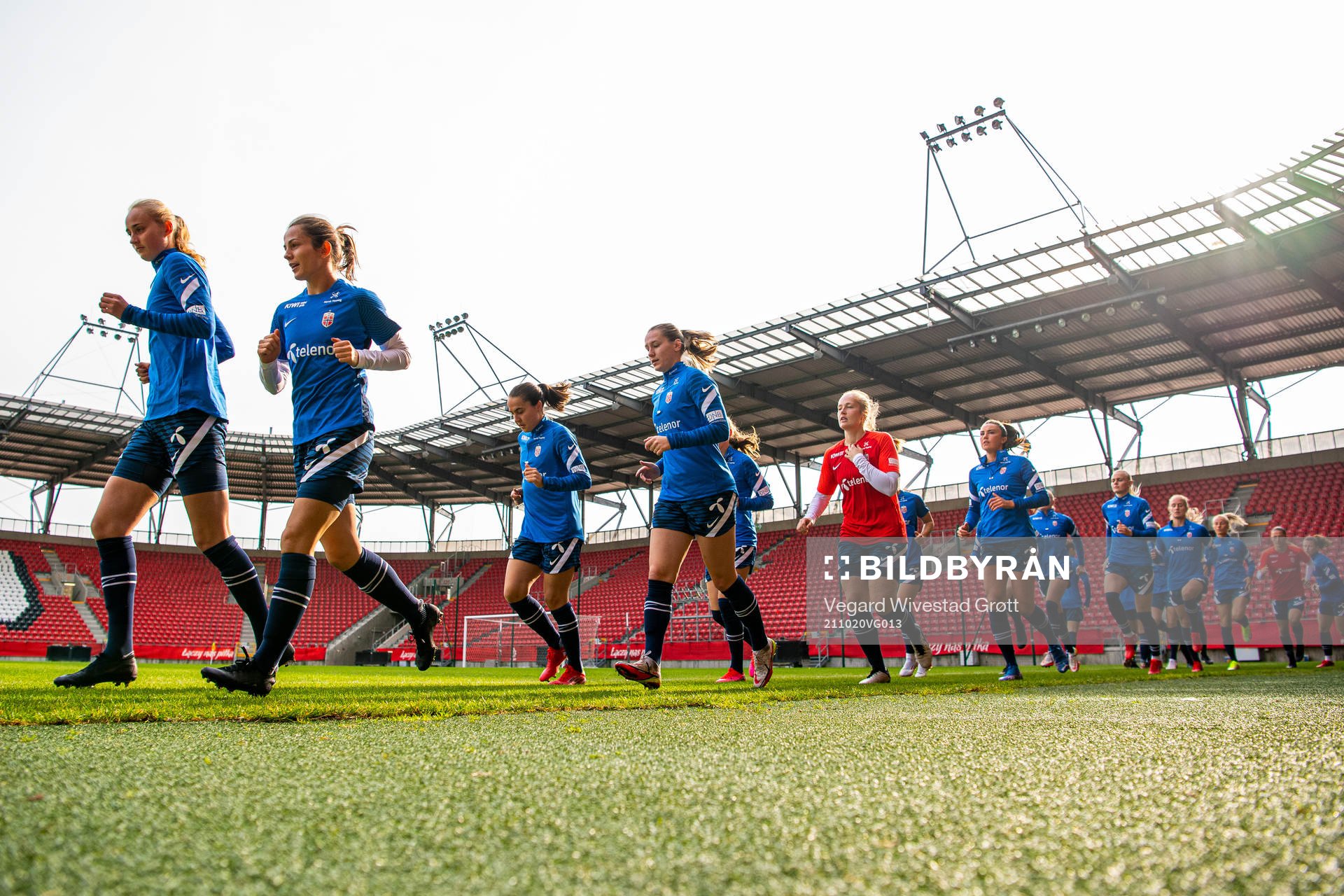 Emilie Bragstad, Tuva Hansen, Elisabeth Terland and players