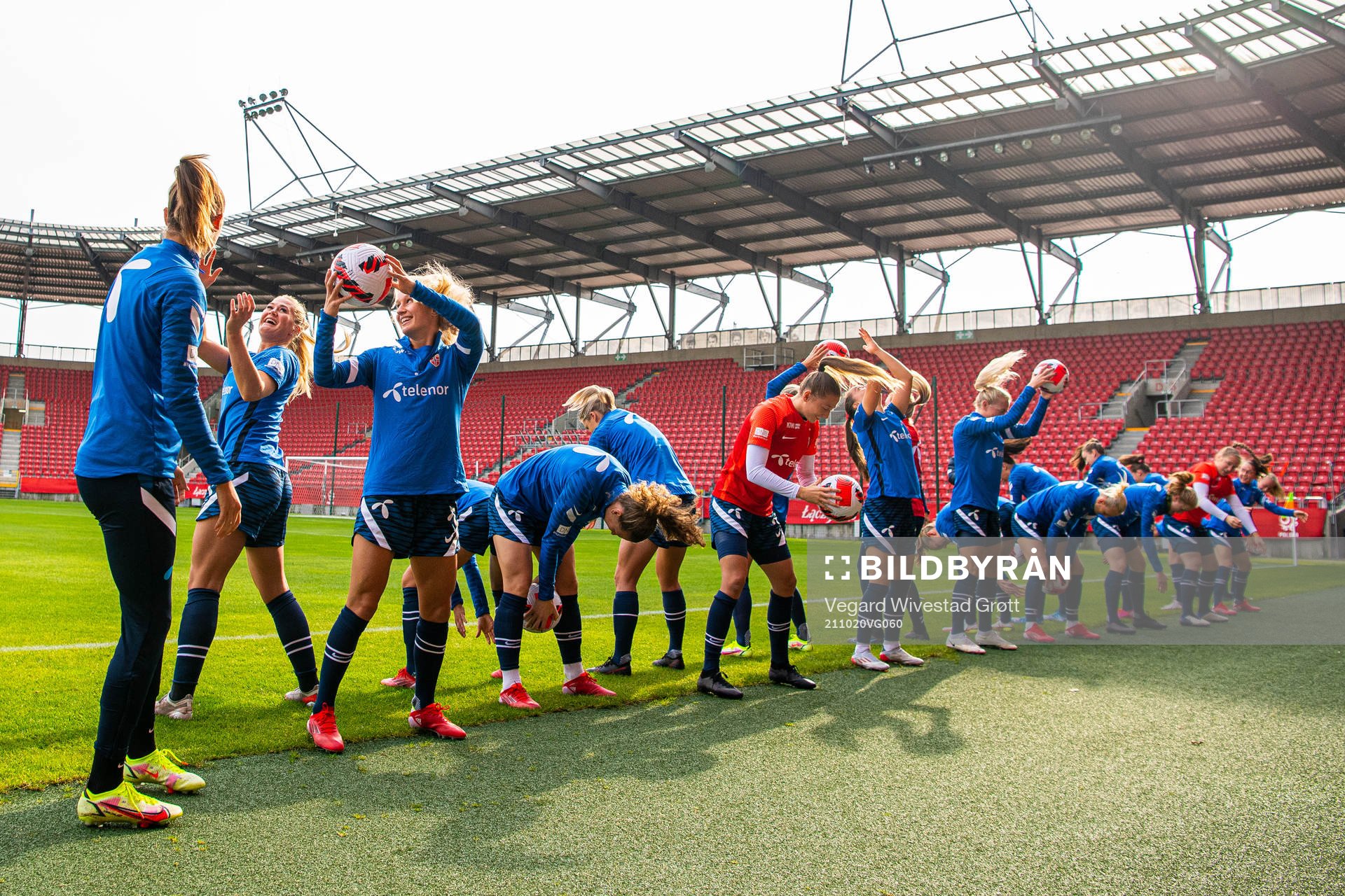 Lisa-Marie Karlseng Utland, Maria Olsvik and players of the