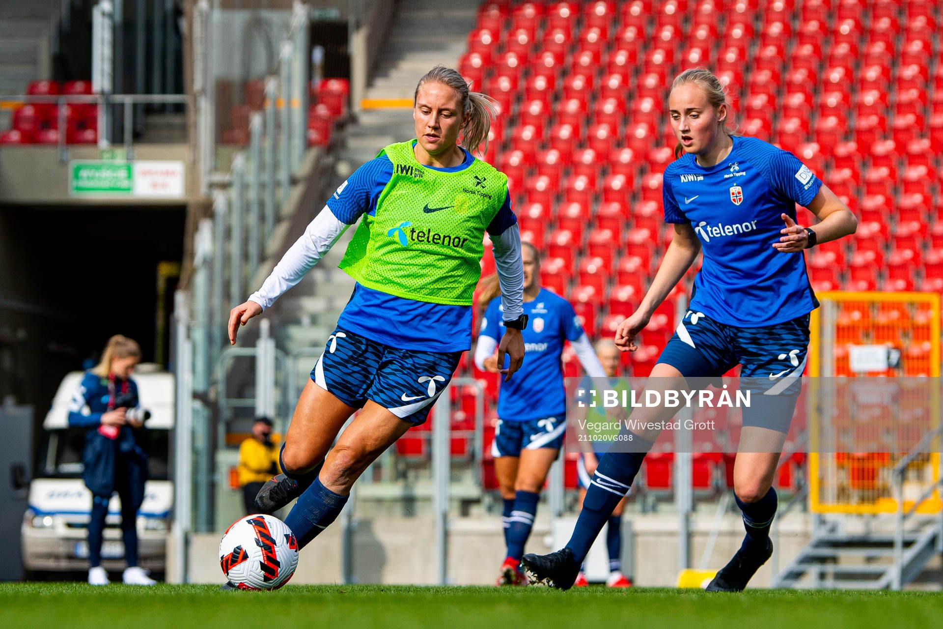 Lisa Fjeldstad Naalsund and Emilie Bragstad of the