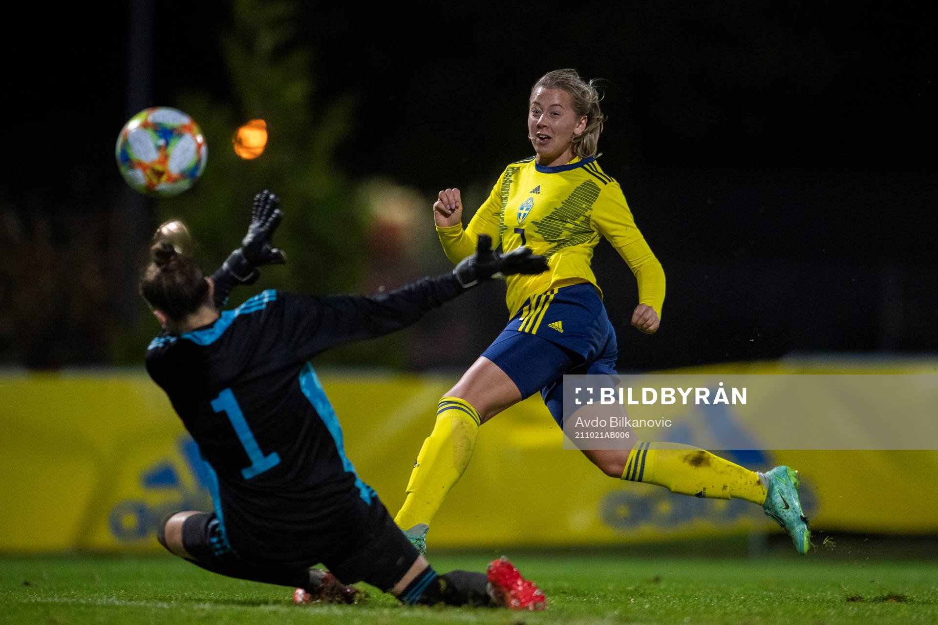 Cornelia  Kapocs of Sweden and goalkeeper Beastiaen Femke