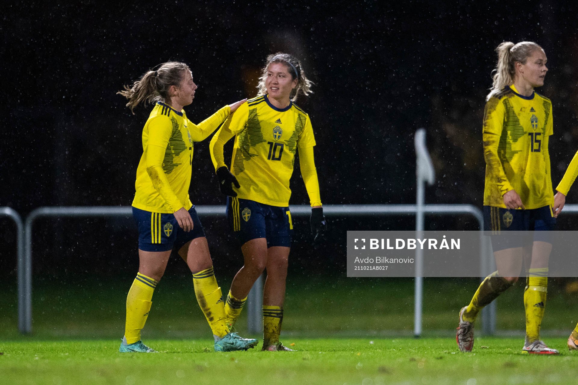 ornelia Kapocs and Loreta Kullashi of Sweden celebrates during the international friendly football match between Sweden and Belgium on October 21, 2021 in Hässleholm.