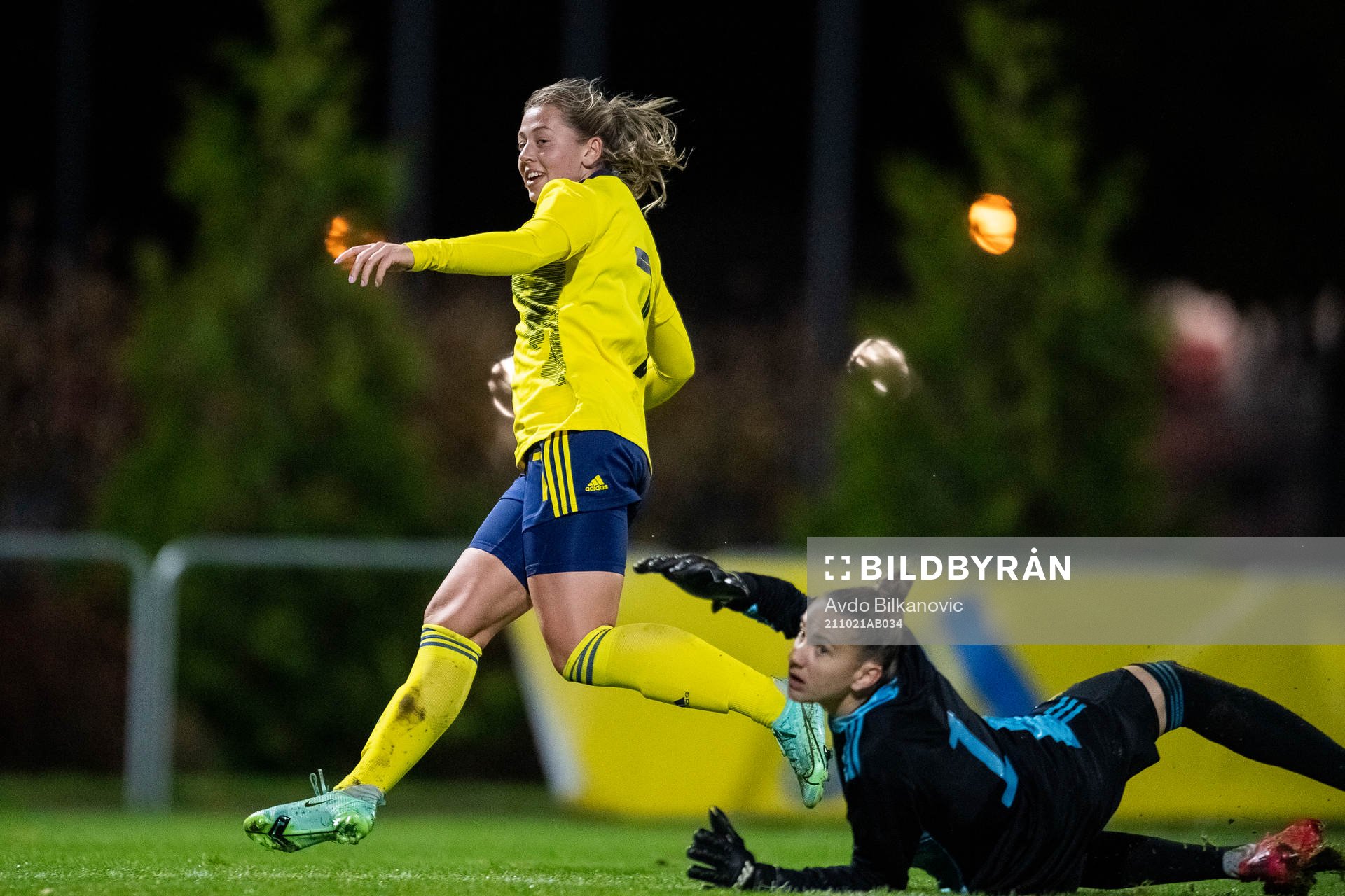 Cornelia  Kapocs of Sweden celebrates