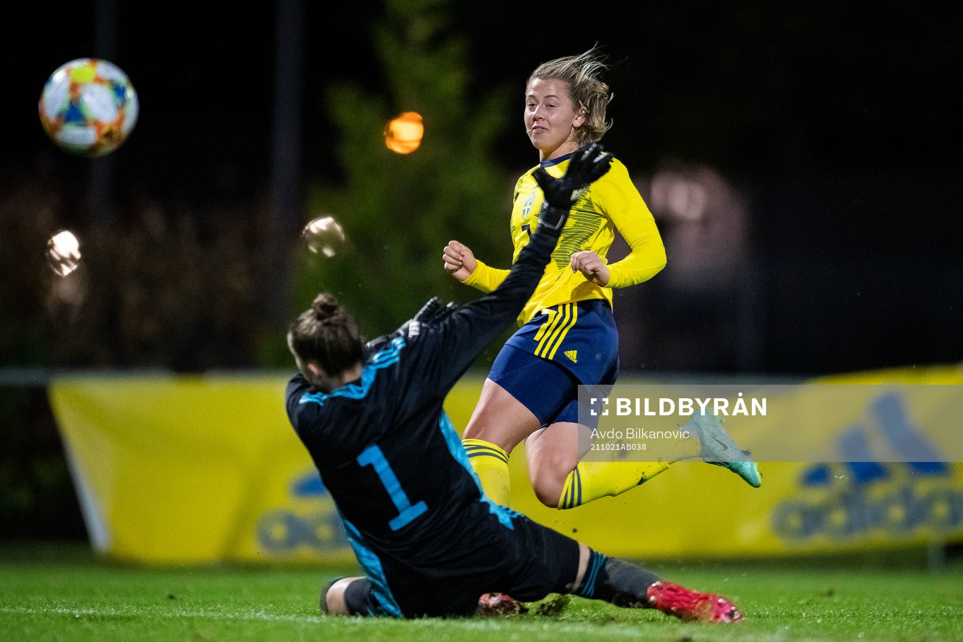 Cornelia  Kapocs of Sweden and goalkeeper Beastiaen Femke