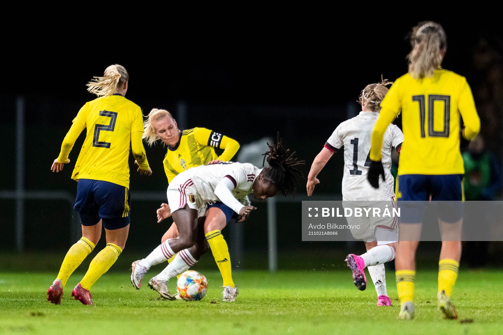 Josefine Rybrink of Sweden and Fon Welma of Belgium during the international friendly football match between Sweden and Belgium on October 21, 2021 in Hässleholm.