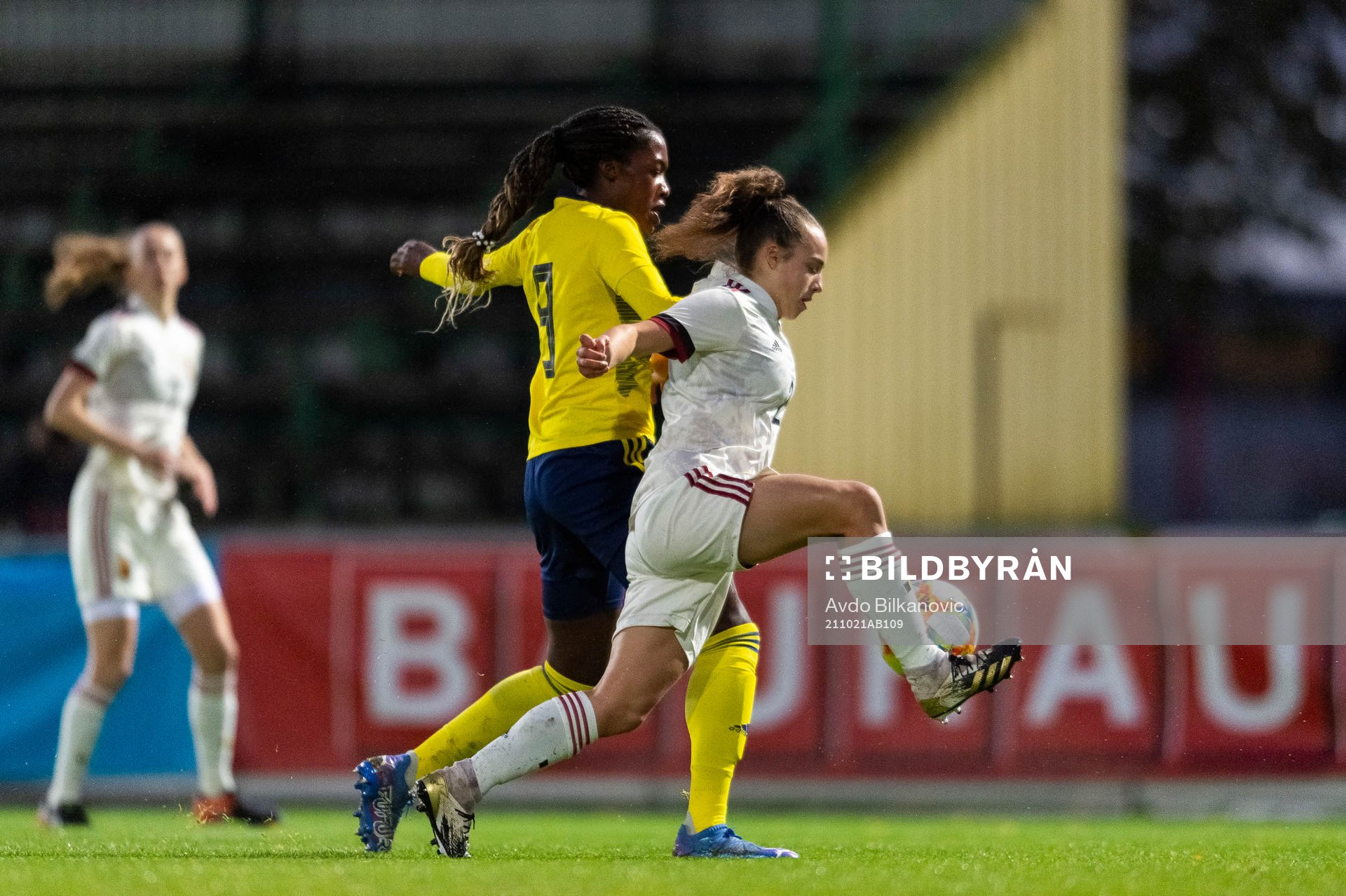 Evelyn Ijeh of Sweden and Mathys Jasmien of Belgium