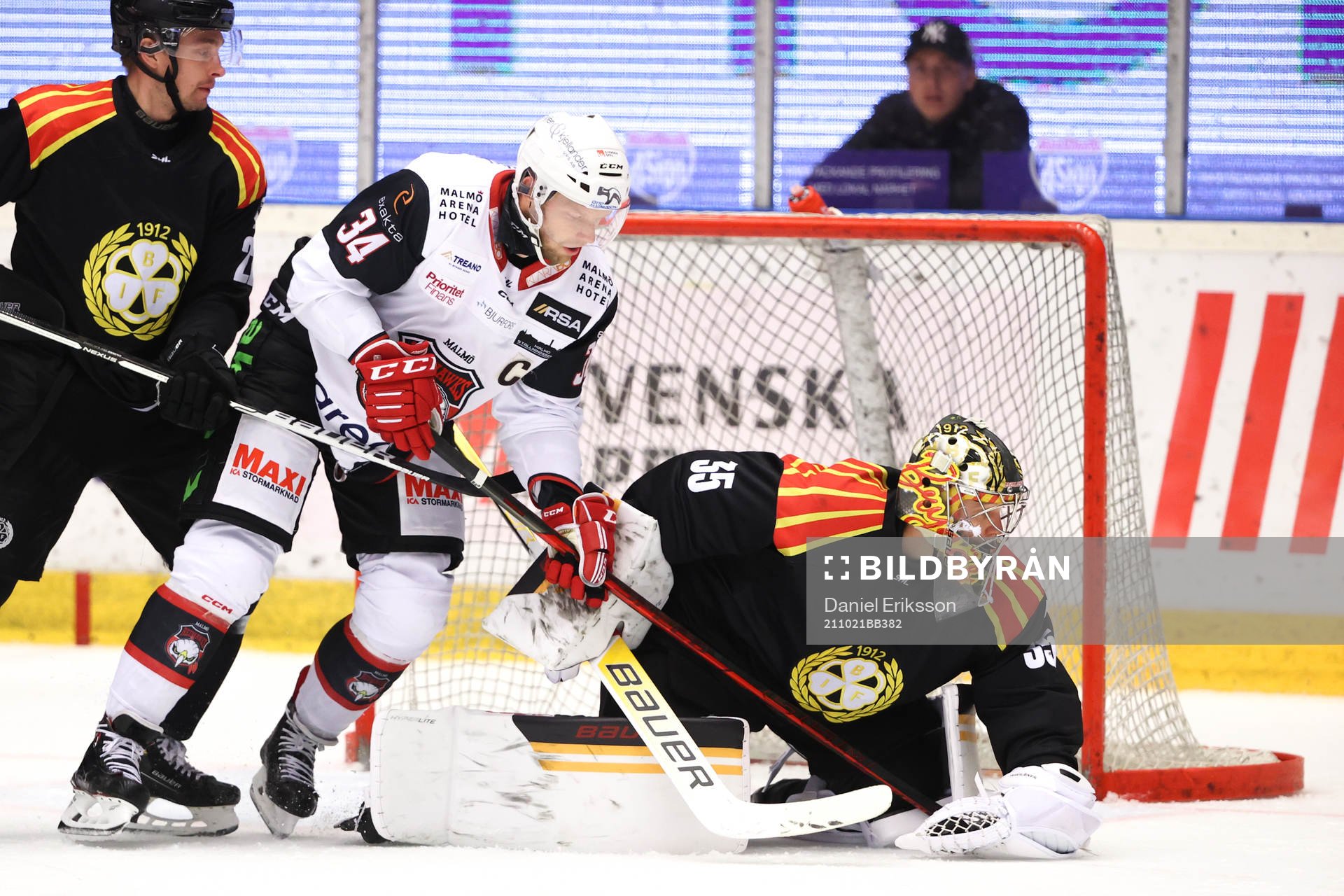 Malmö Redhawks Carl Söderberg oroar framför Brynäs