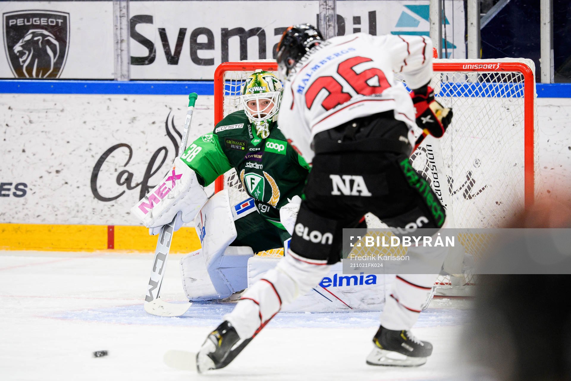 Färjestads målvakt Dominik Furch och Örebros Emil Larsson