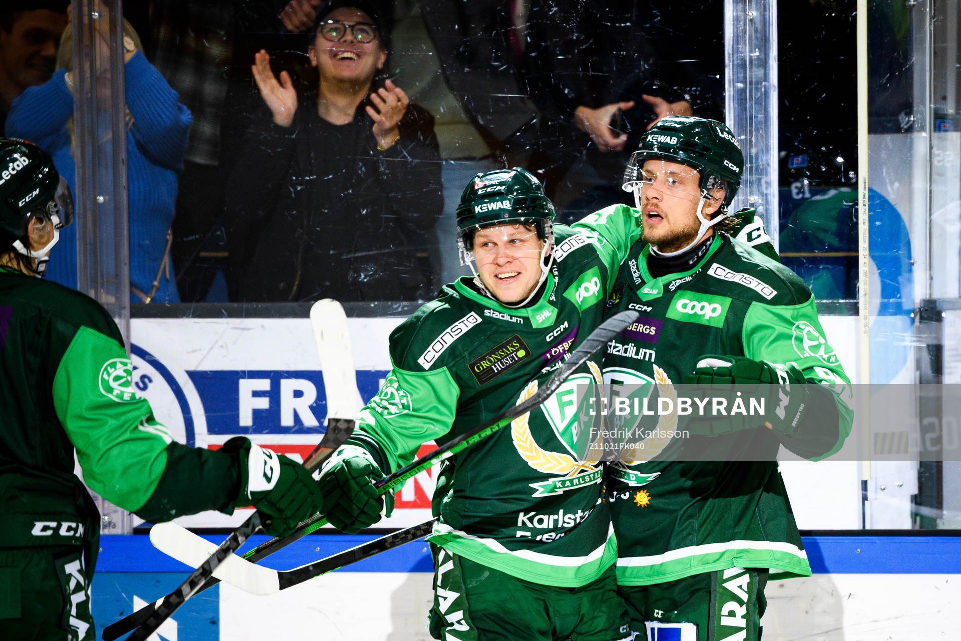 Färjestads Daniel Viksten och Jacob de la Rose jublar
