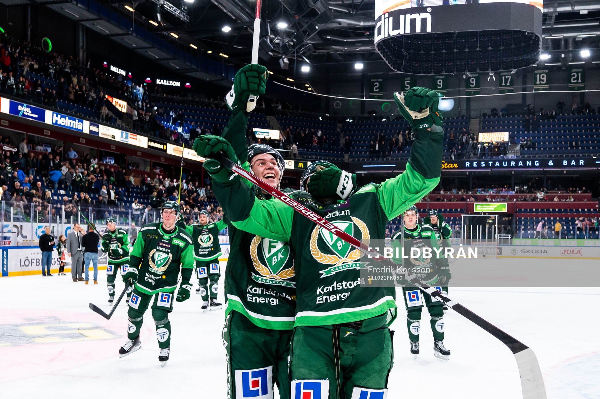 Färjestads Albert Johansson och Adam Ginning jublar