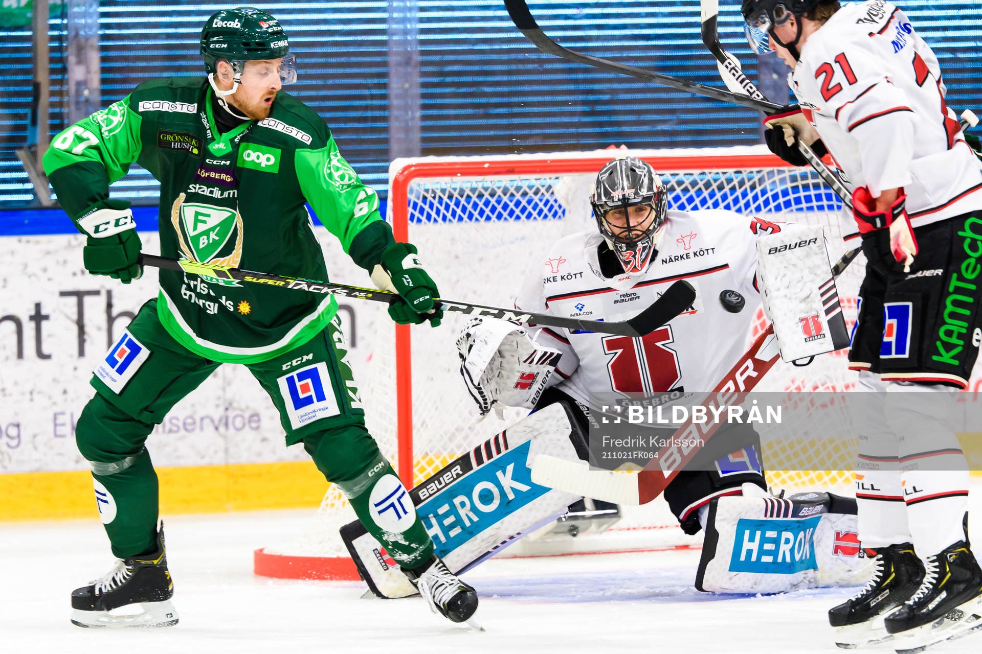 Färjestads Pontus Widerström och Örebros målvakt Jonas