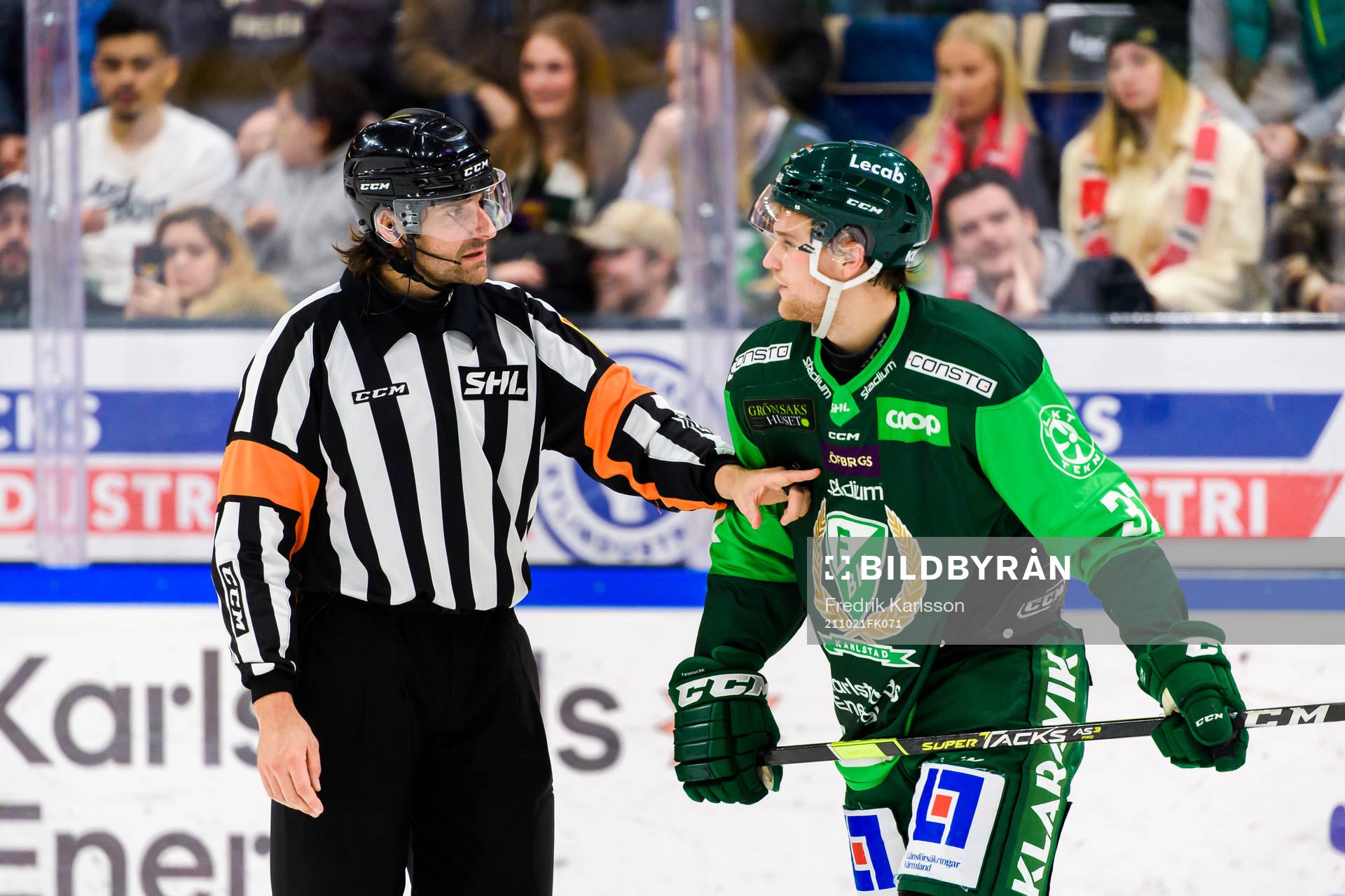 Domare Mikael Sjöqvist och Färjestads Adam Ginning