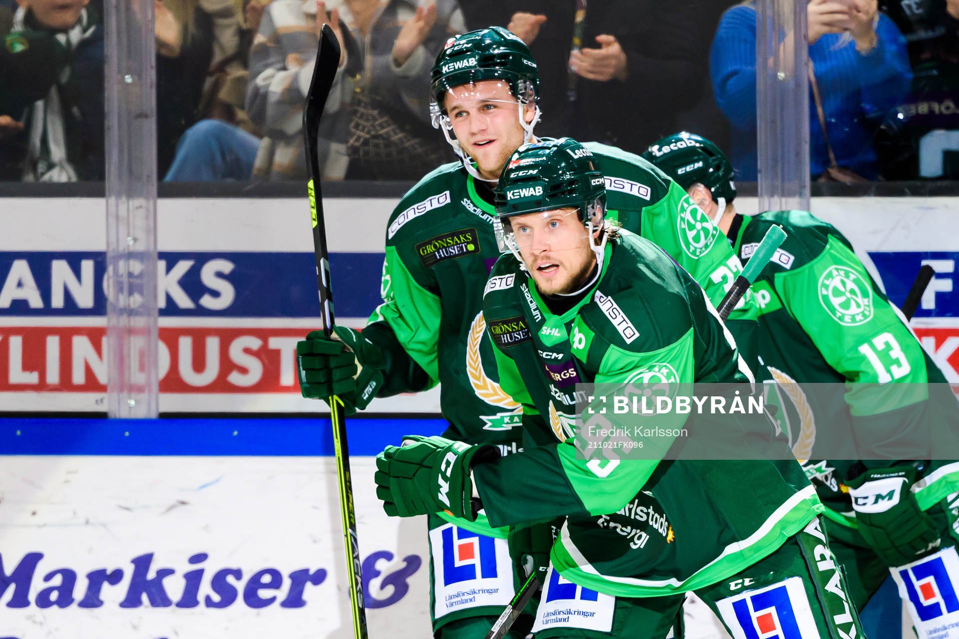 Färjestads Adam Ginning och Jacob de la Rose  jublar