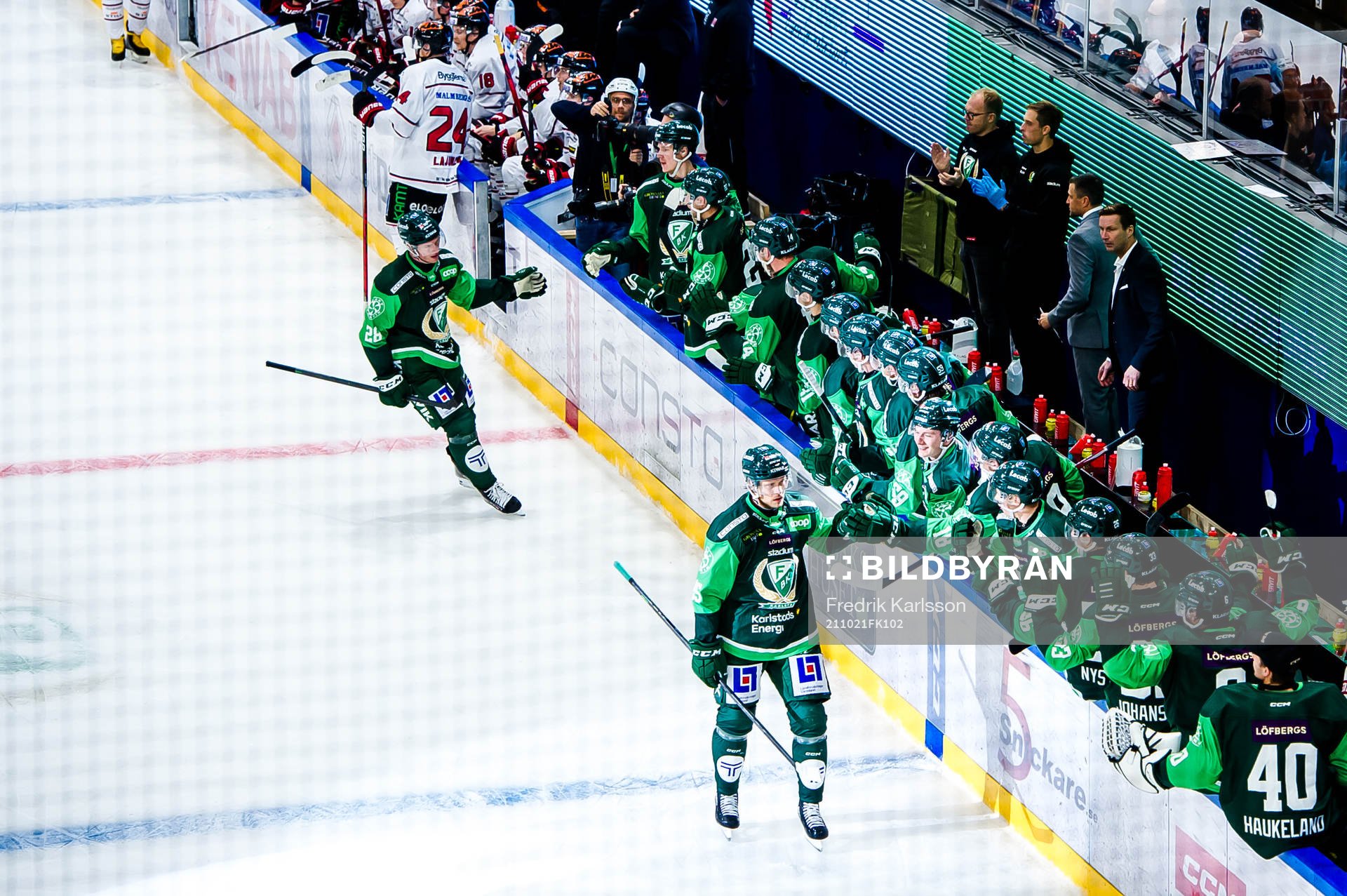 Färjestads Jacob de la Rose jublar med lagkamrater