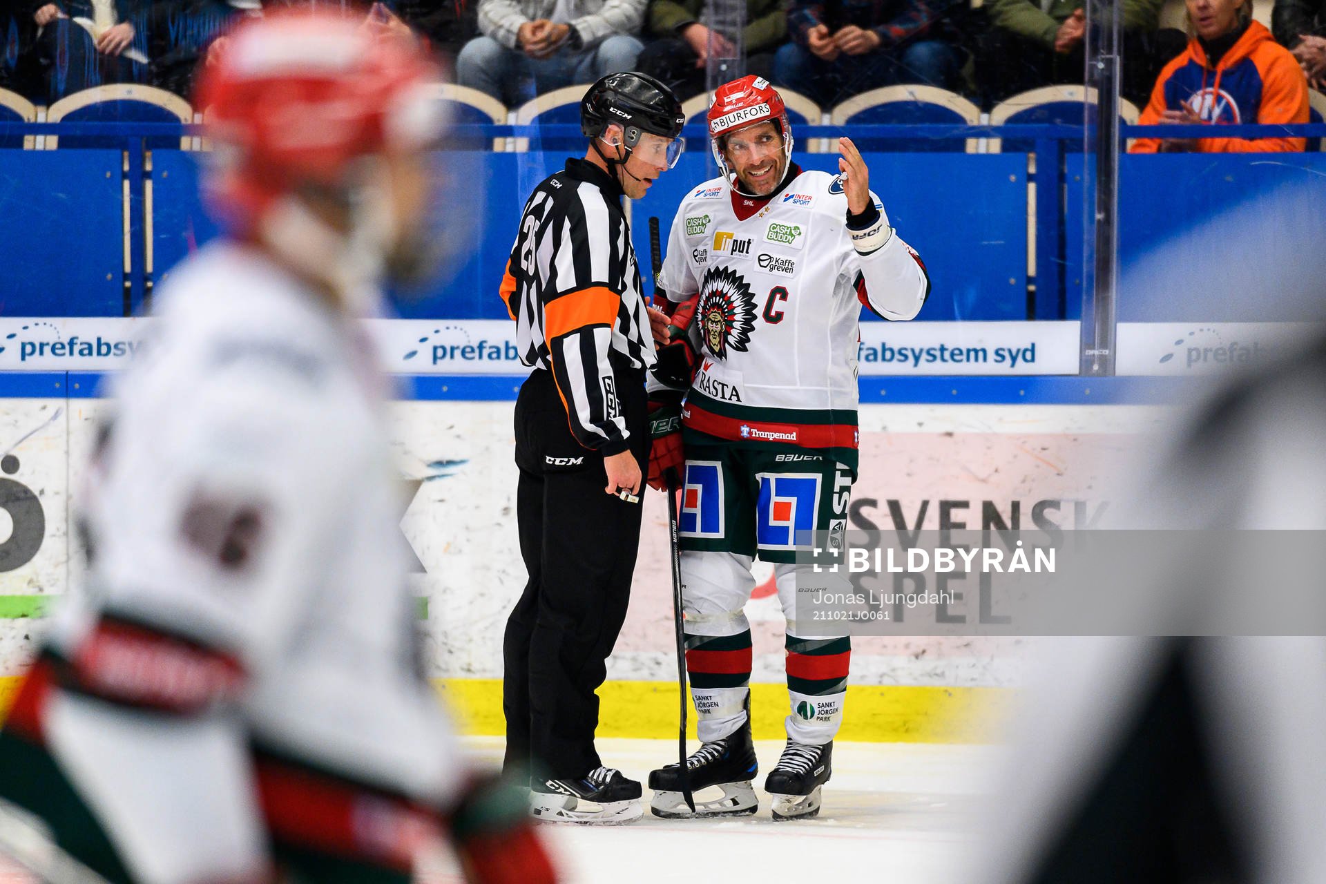 Domare Tobias Björk pratar med Frölundas Joel Lundqvist