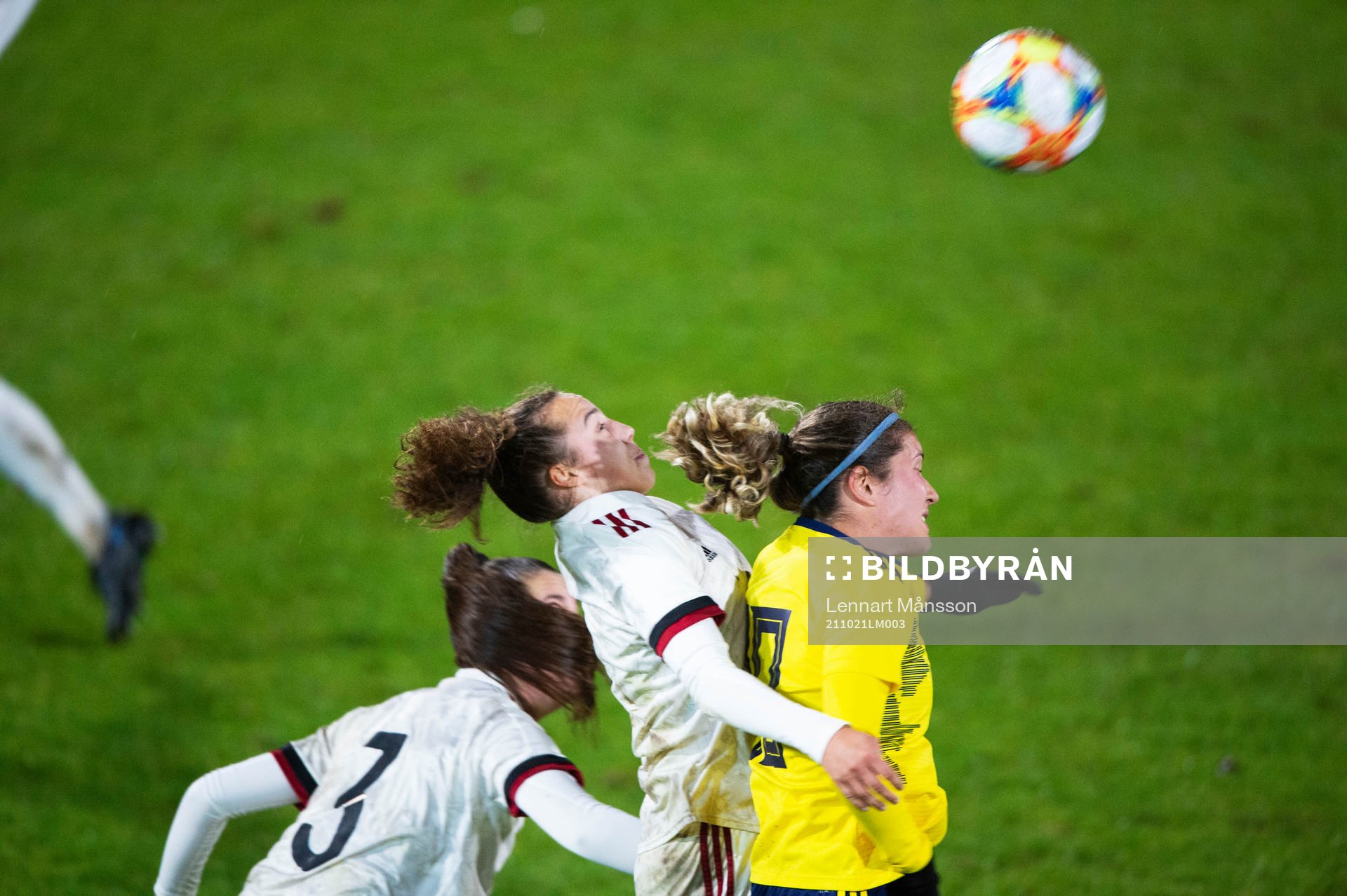 Sveriges Loreta Kullashi, FC Rosengård, nickduellerar med