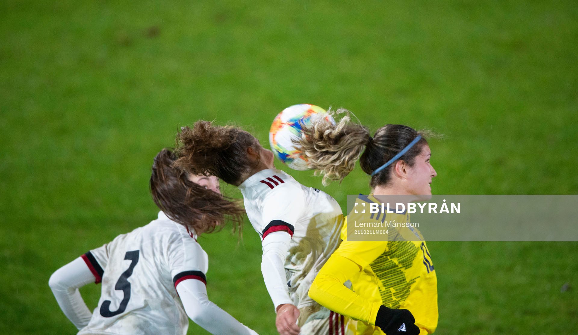 Sveriges Loreta Kullashi, FC Rosengård, nickduellerar med två motståndare i matchen mellan Sverige och Belgien för flickor U23 i Hässleholm 21 oktober 2021.