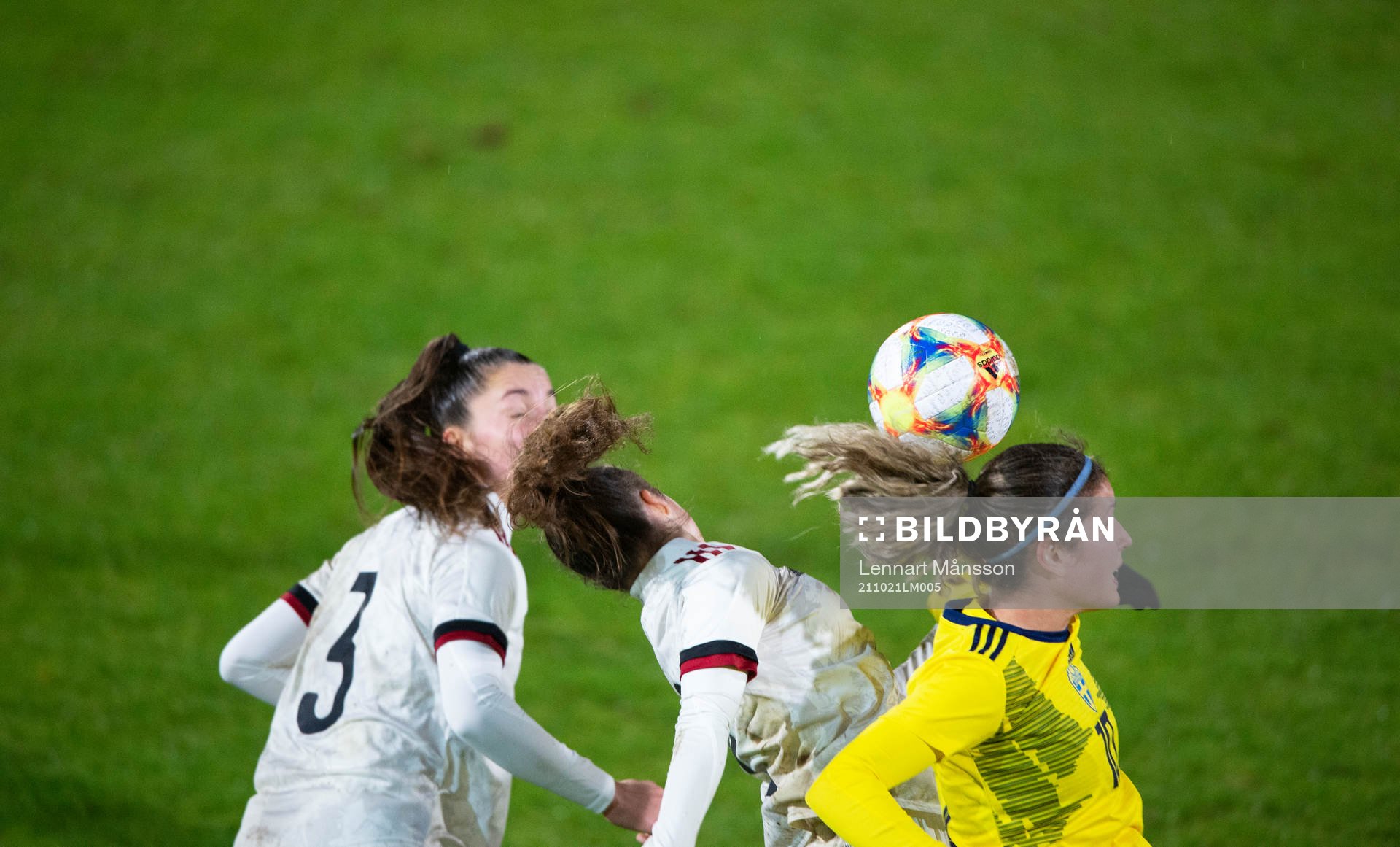 Sveriges Loreta Kullashi, FC Rosengård, nickduellerar med