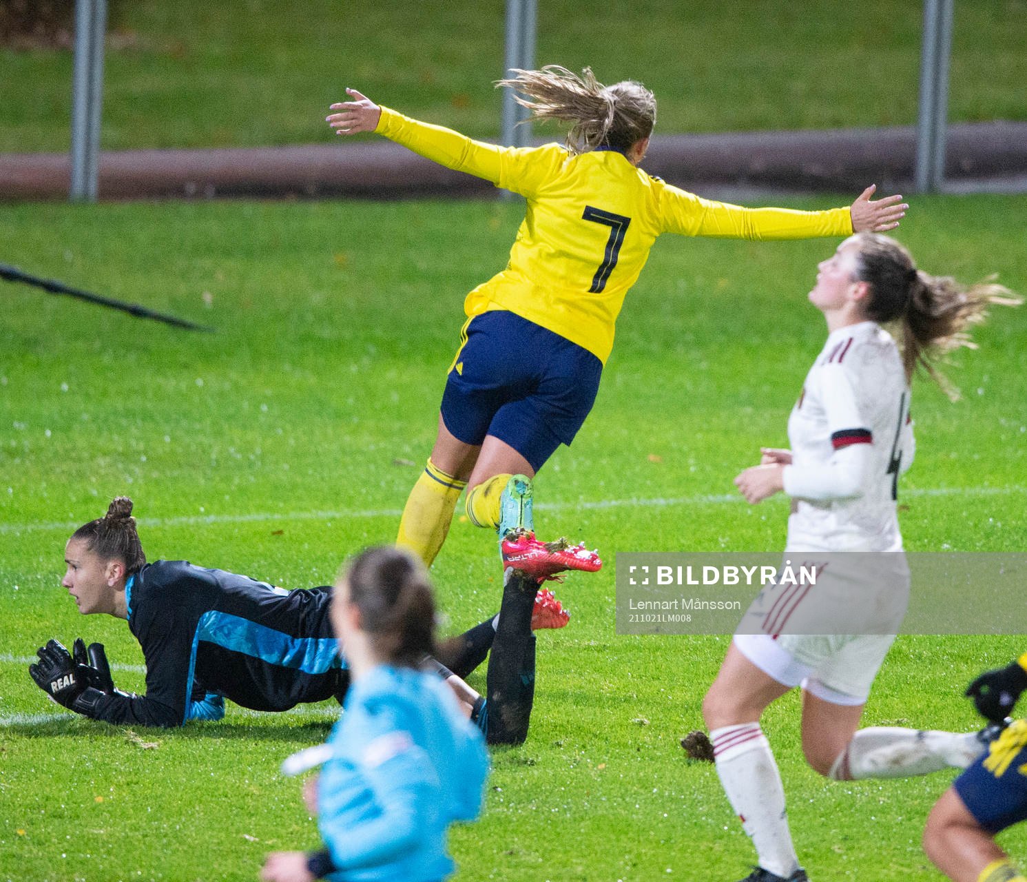 Sveriges Cornelia Kapocs, Linköpings FC, gör 1-0 och jublar i matchen mellan Sverige och Belgien för flickor U23 i Hässleholm 21 oktober 2021.
