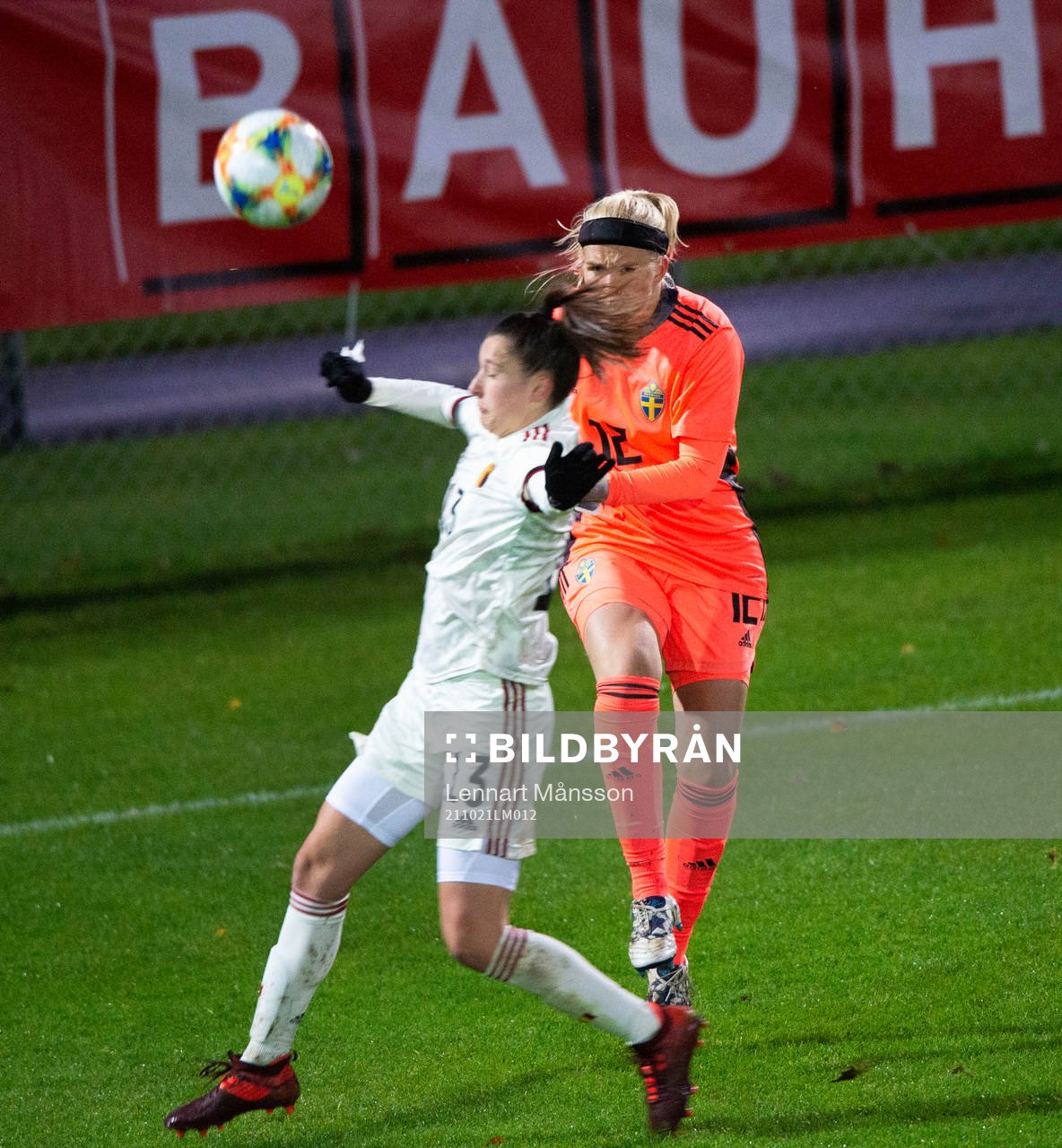 Belgiens Gwen Duijsters och Sveriges målvakt Emma Holmgren, Olympique Lyon, i matchen mellan Sverige och Belgien för flickor U23 i Hässleholm 21 oktober 2021.