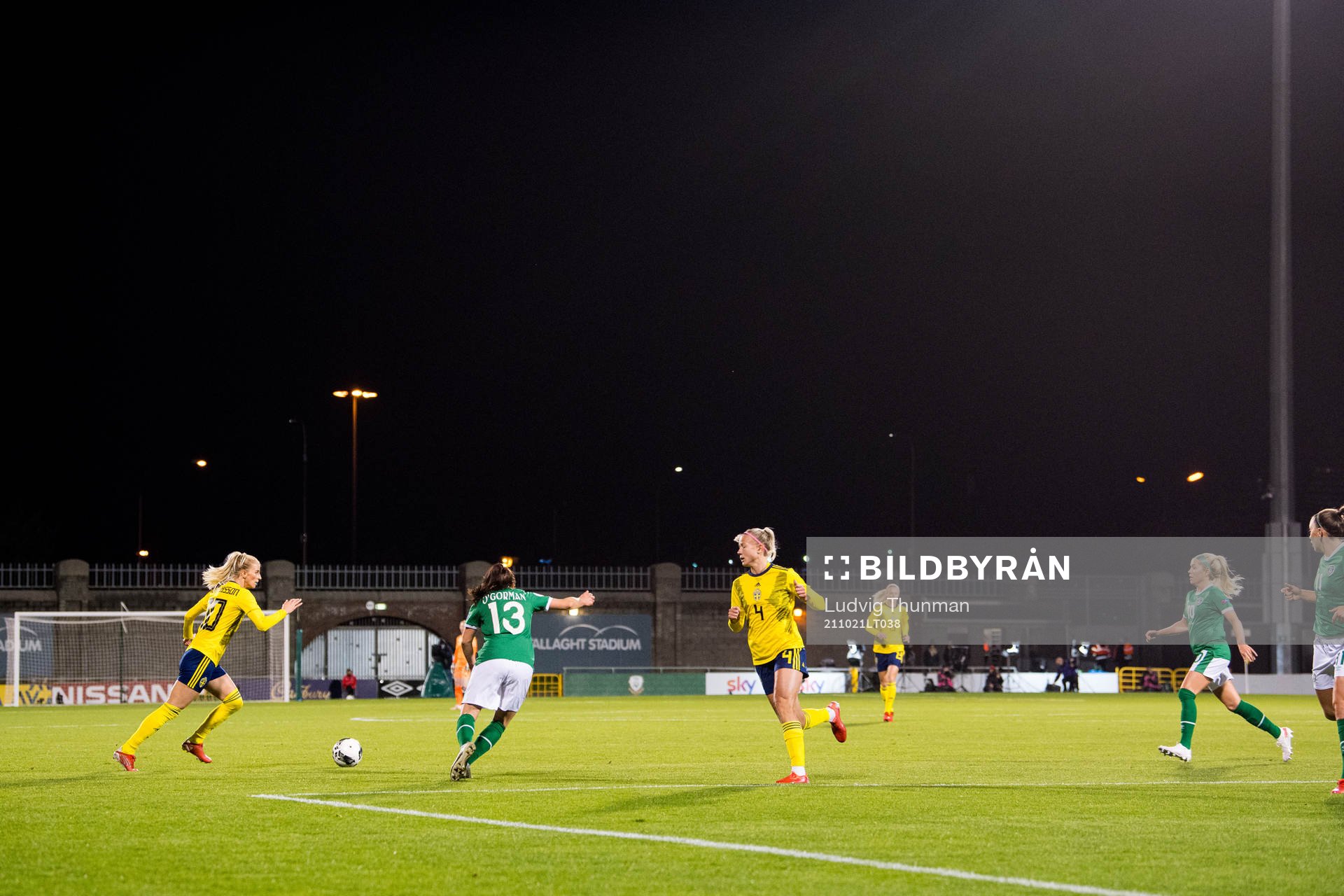 Sofia Jakobsson and Hanna Glas of Sweden at Tallaght Stadium