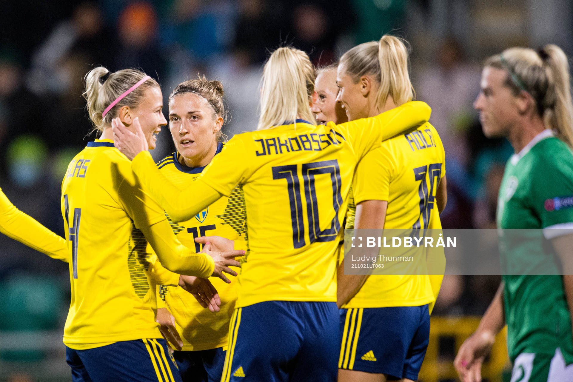 Stina Blackstenius of Sweden celebrate with Hanna Glas,