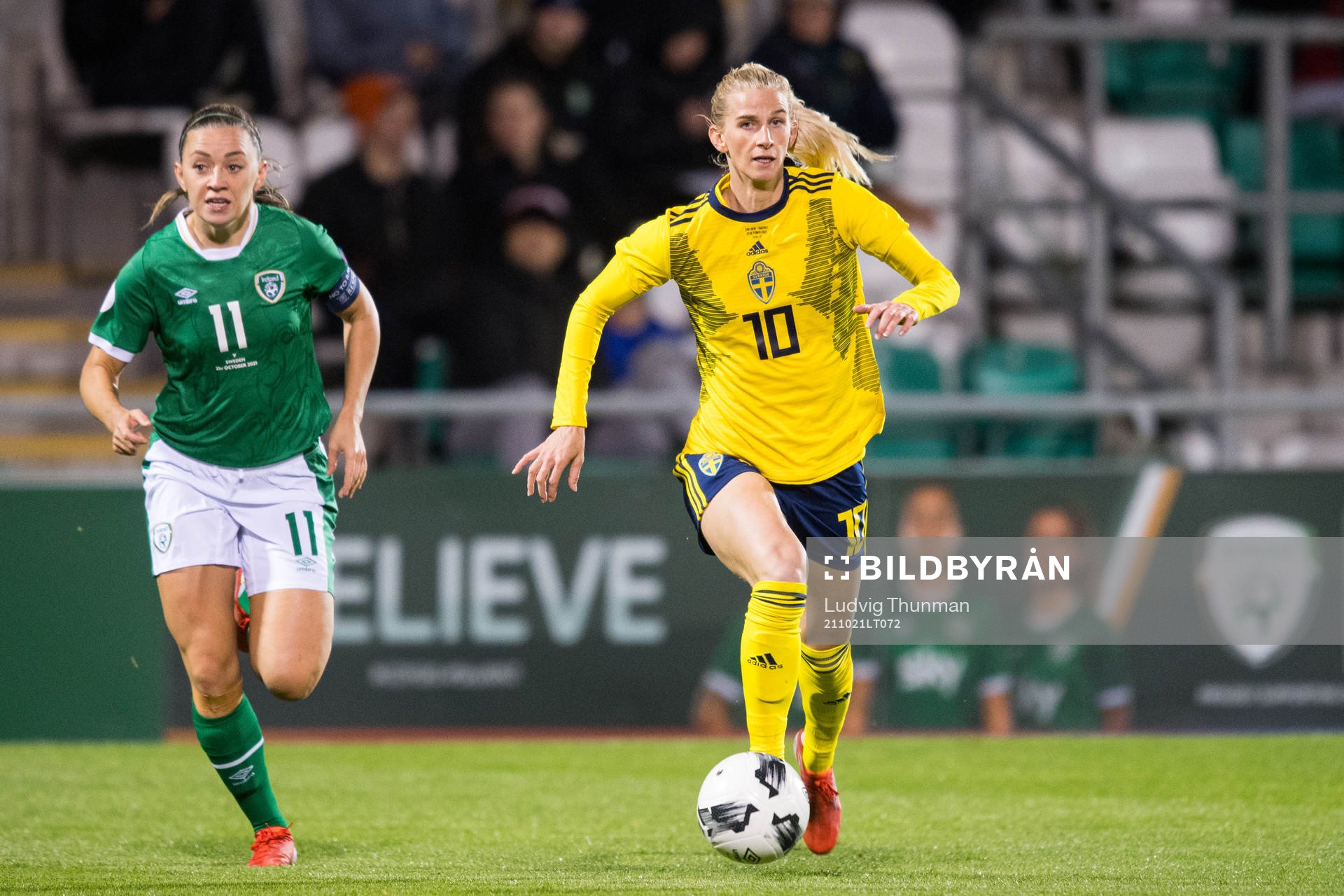 Katie McCabe of Ireland and Sofia Jakobsson of Sweden