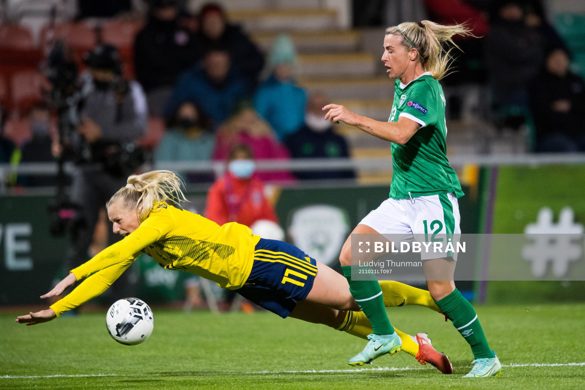 Stina Blackstenius of Sweden and Savannah McCarthy of