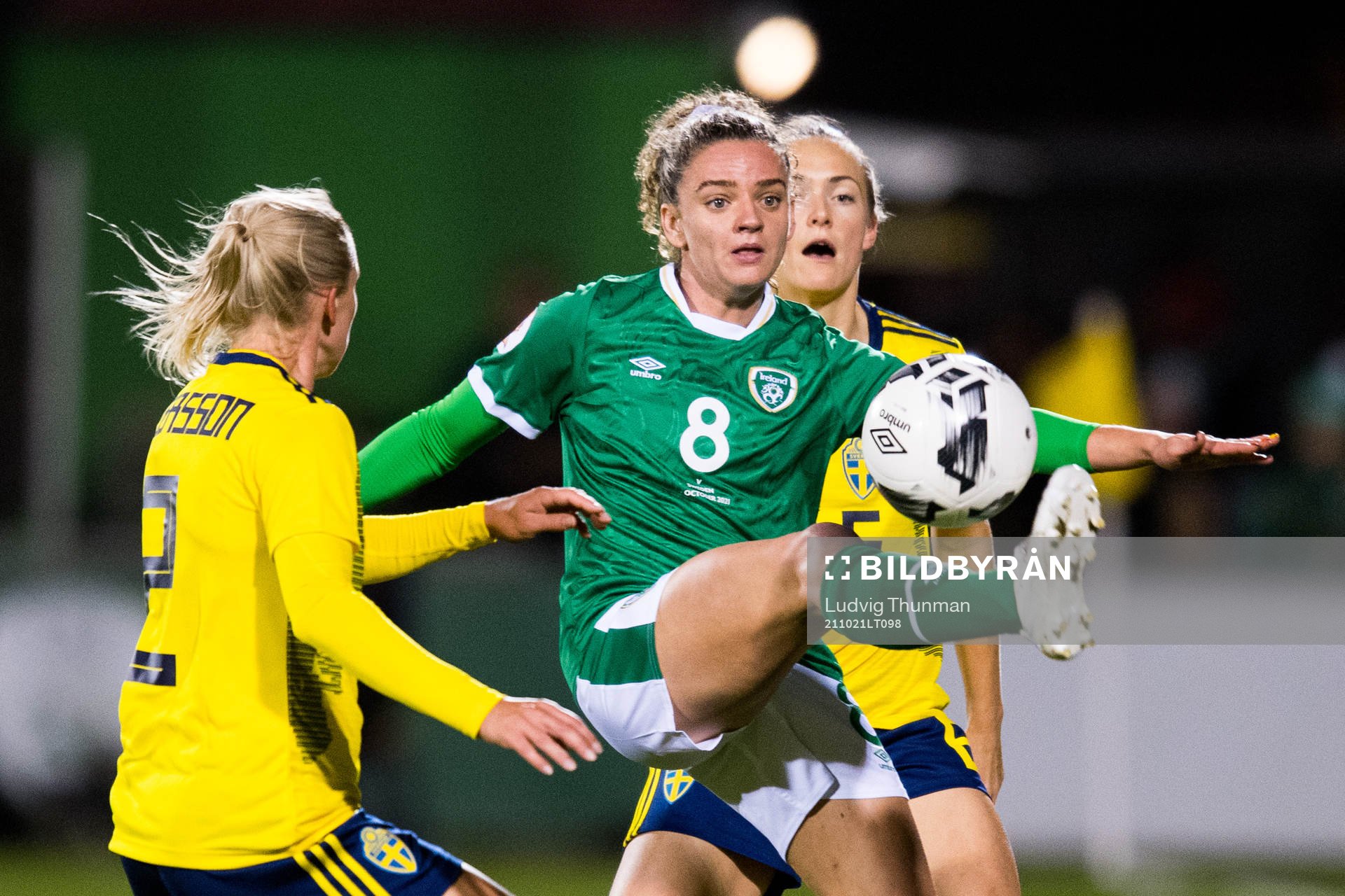 Leanne Kiernan of Ireland and Magdalena Eriksson of Sweden
