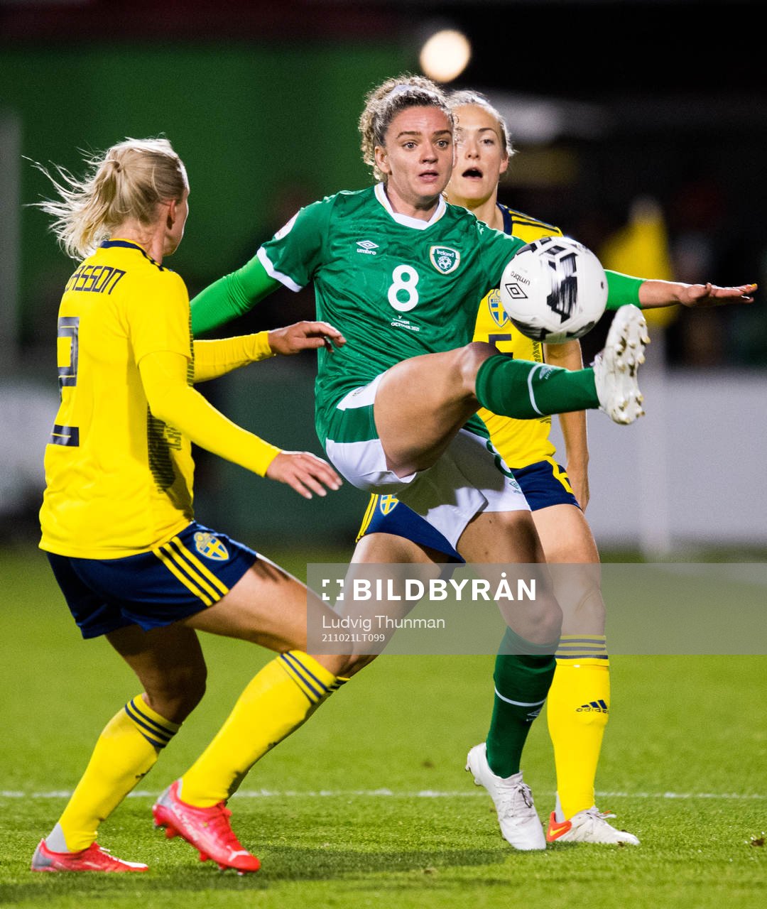 Leanne Kiernan of Ireland and Magdalena Eriksson of Sweden