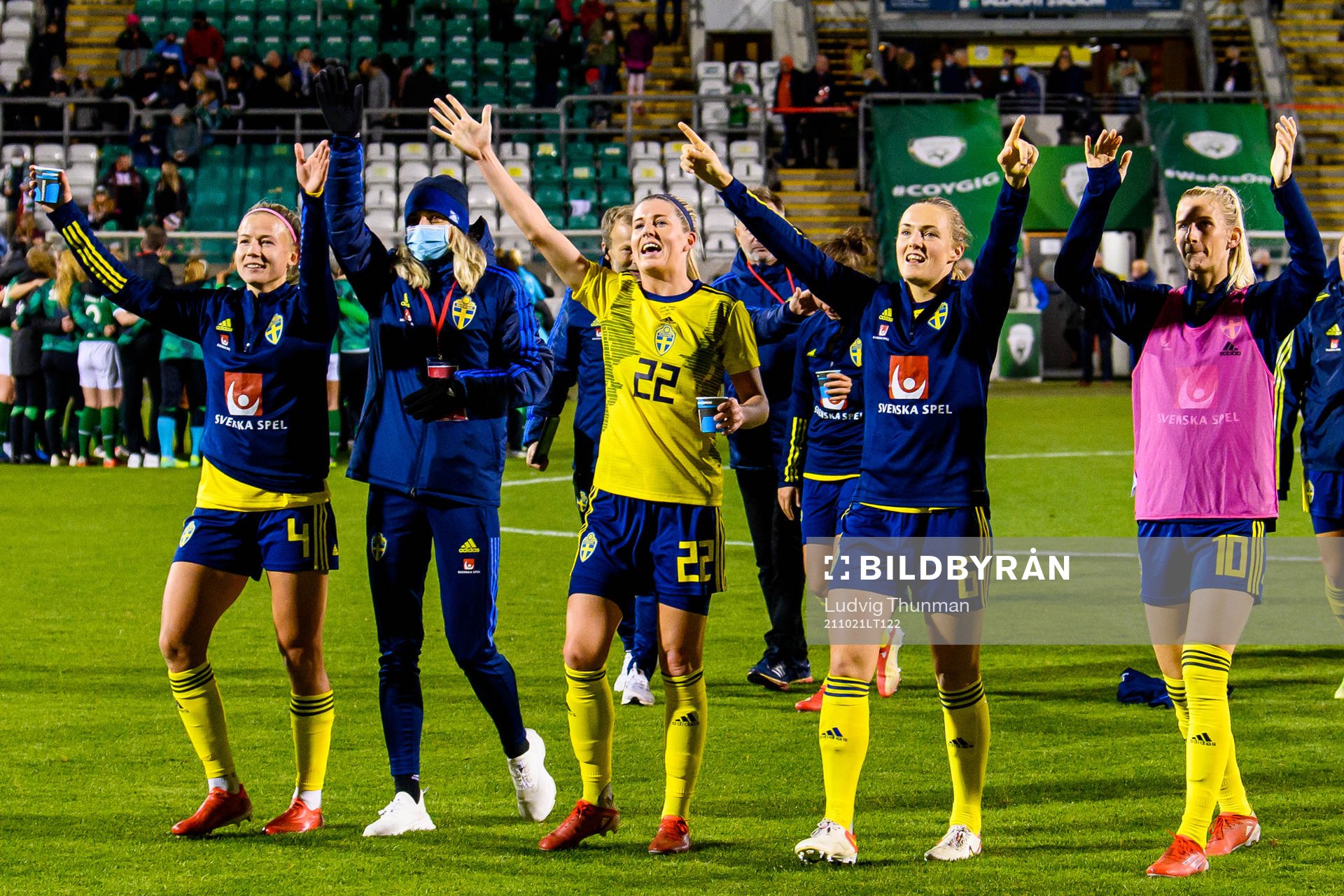 Hanna Glas, Fridolina Rolfö, Olivia Schough, Magdalena Eriksson and Sofia Jakobsson celebrate with their supporters after the FIFA Women's World Cup Qualifying football match between Ireland and Sweden on October 21, 2021 in Dublin.